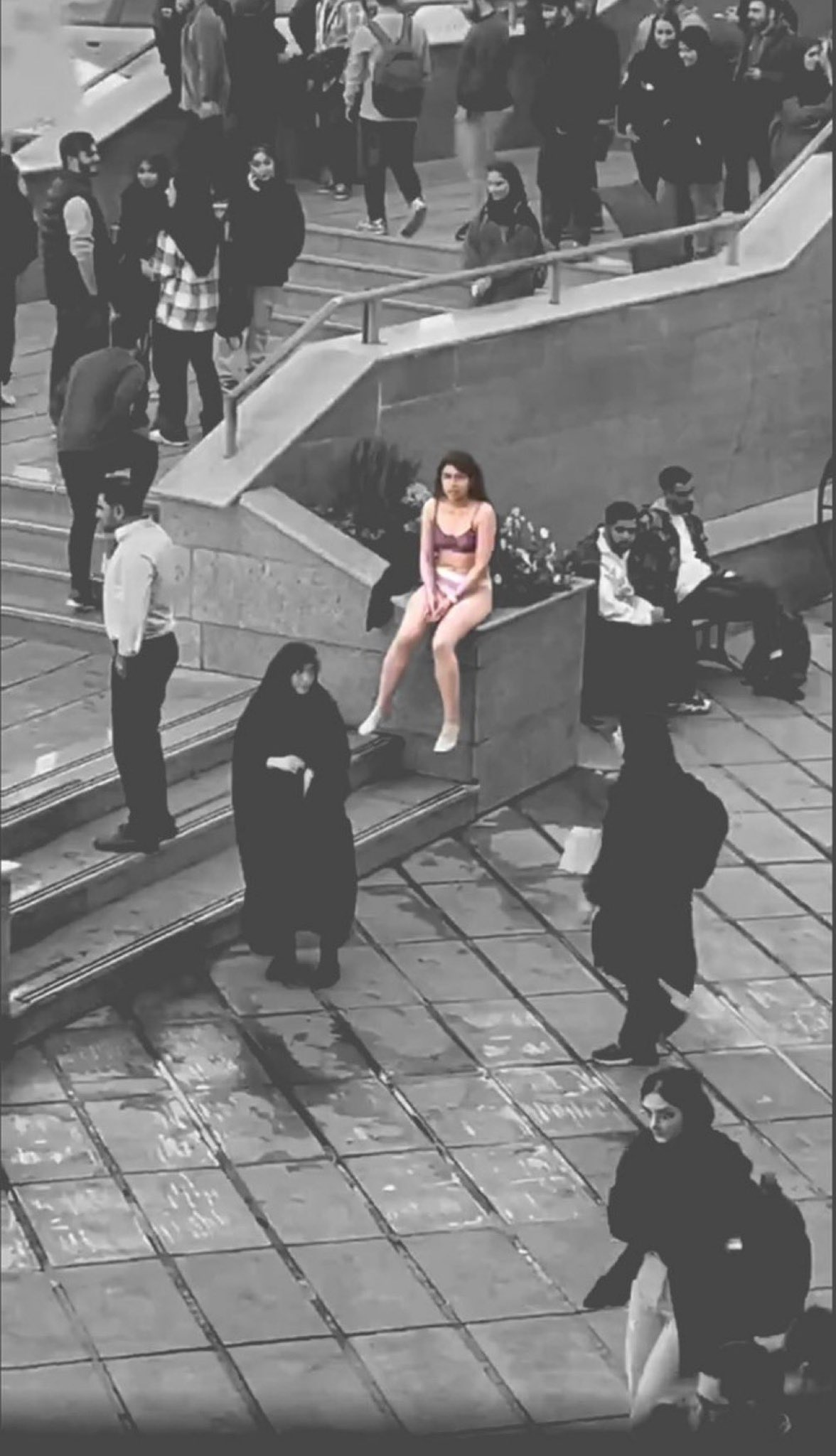 This powerful image has become a part of Iranian history, showcasing women's deep frustration with the regime—a bold stand against oppression.