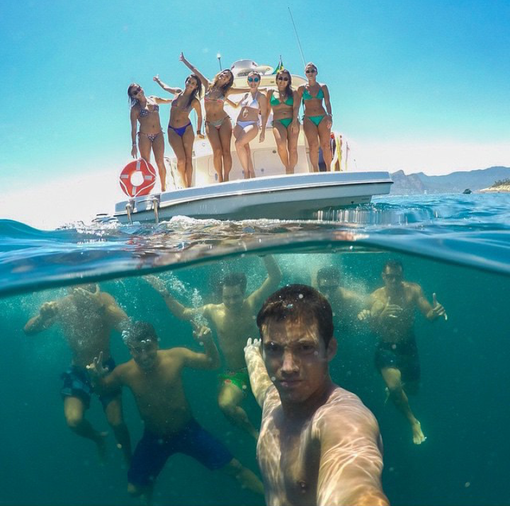 And the award for the best group selfie goes to...