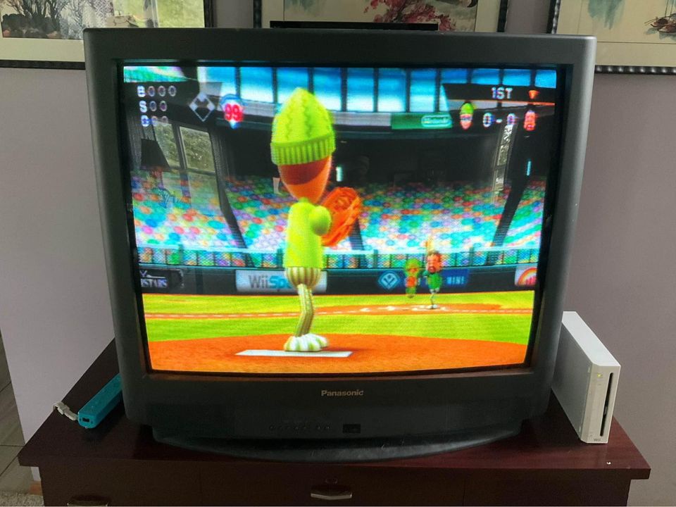 Blast from the Past: Panasonic's 32" CRT TV from August 2000