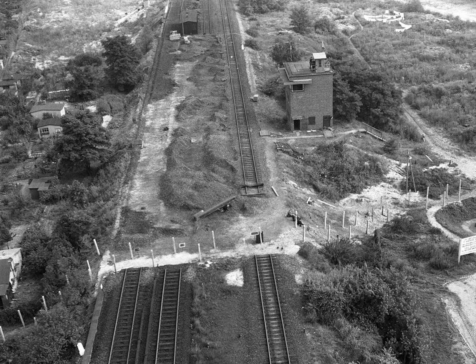 A Historic Glimpse: Berlin's Elevated Railroad and the Divide of 1961