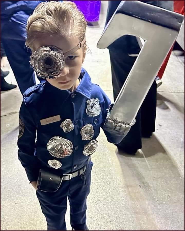 Absolutely loving this epic Terminator 2 costume!