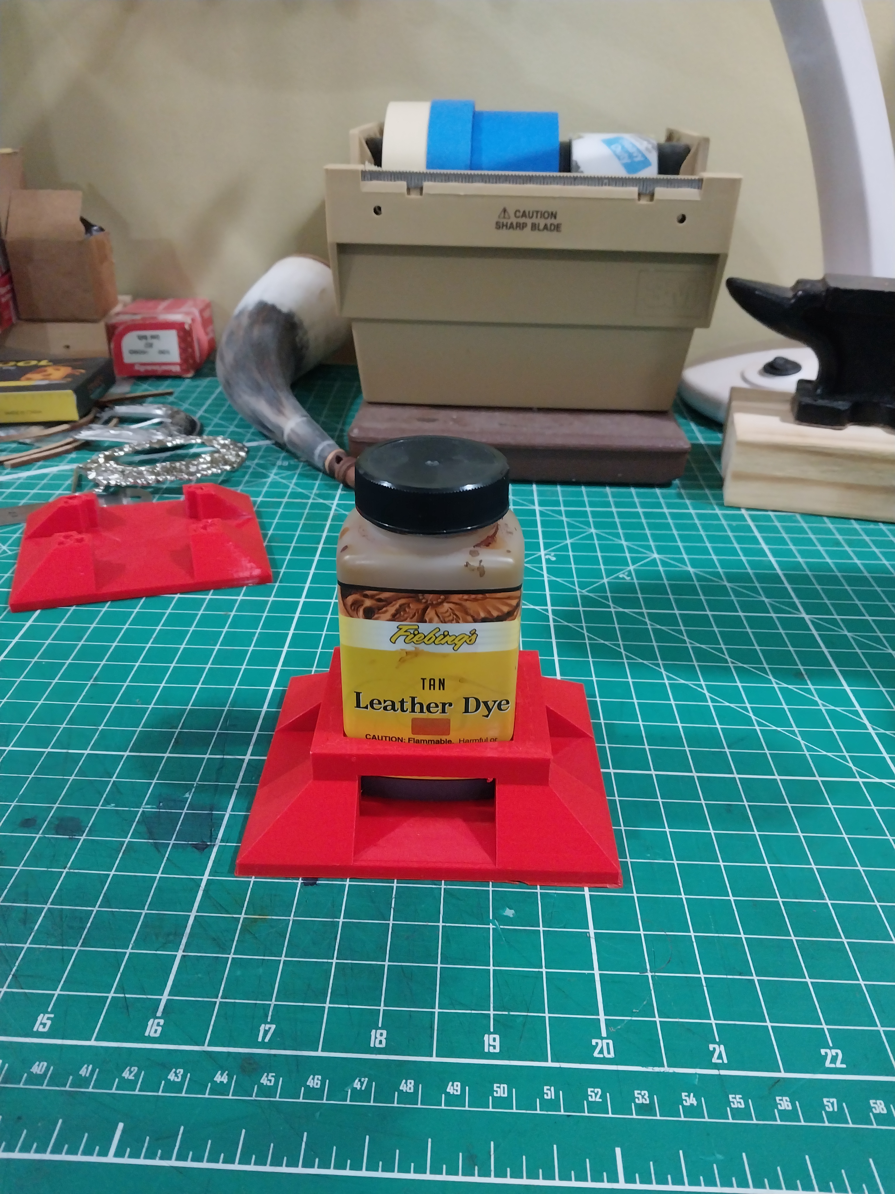 The stand that holds the key to leather dyeing