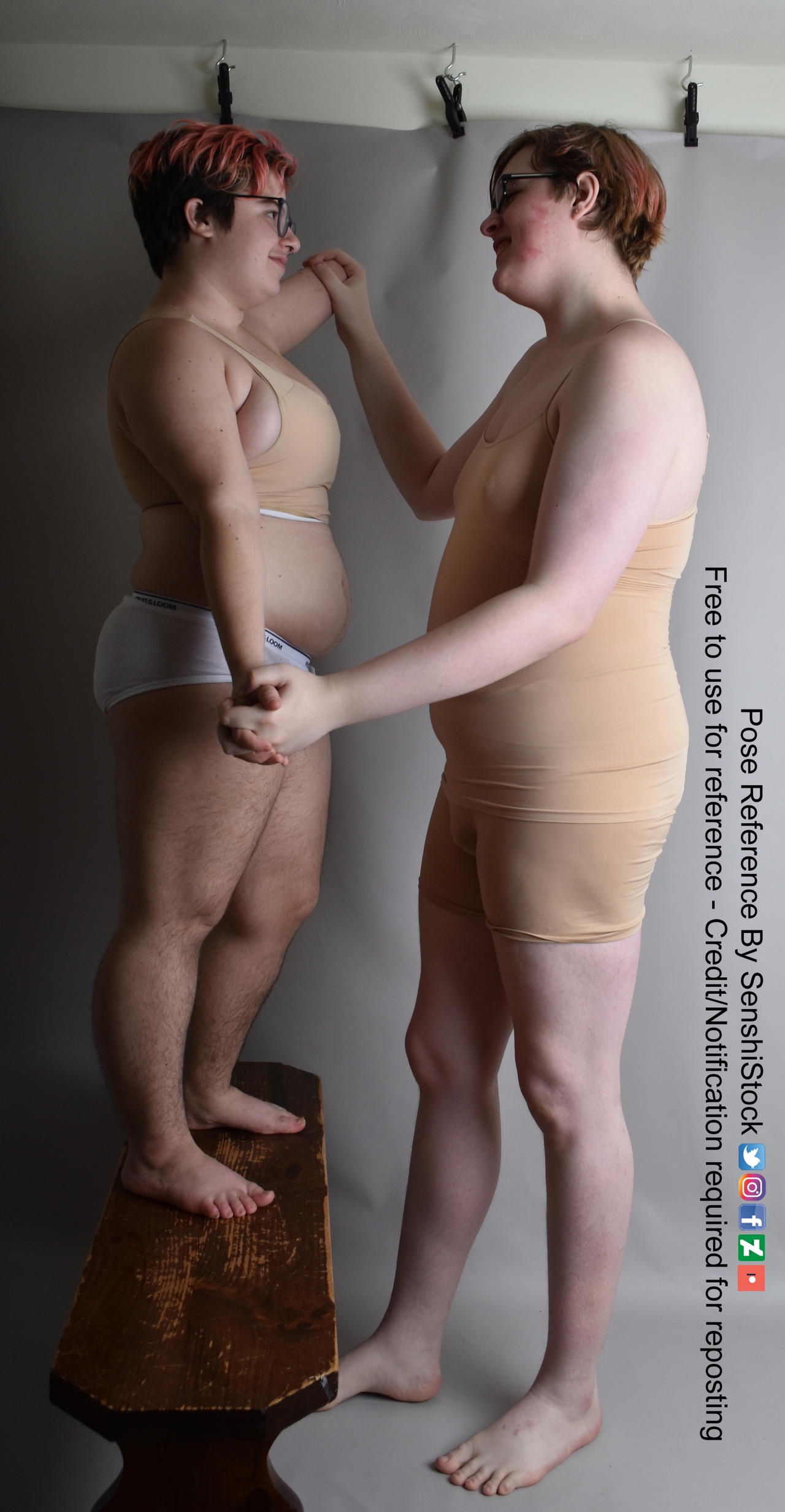 Daily Pose Inspiration: Adorable Hand Holding Eye to Eye