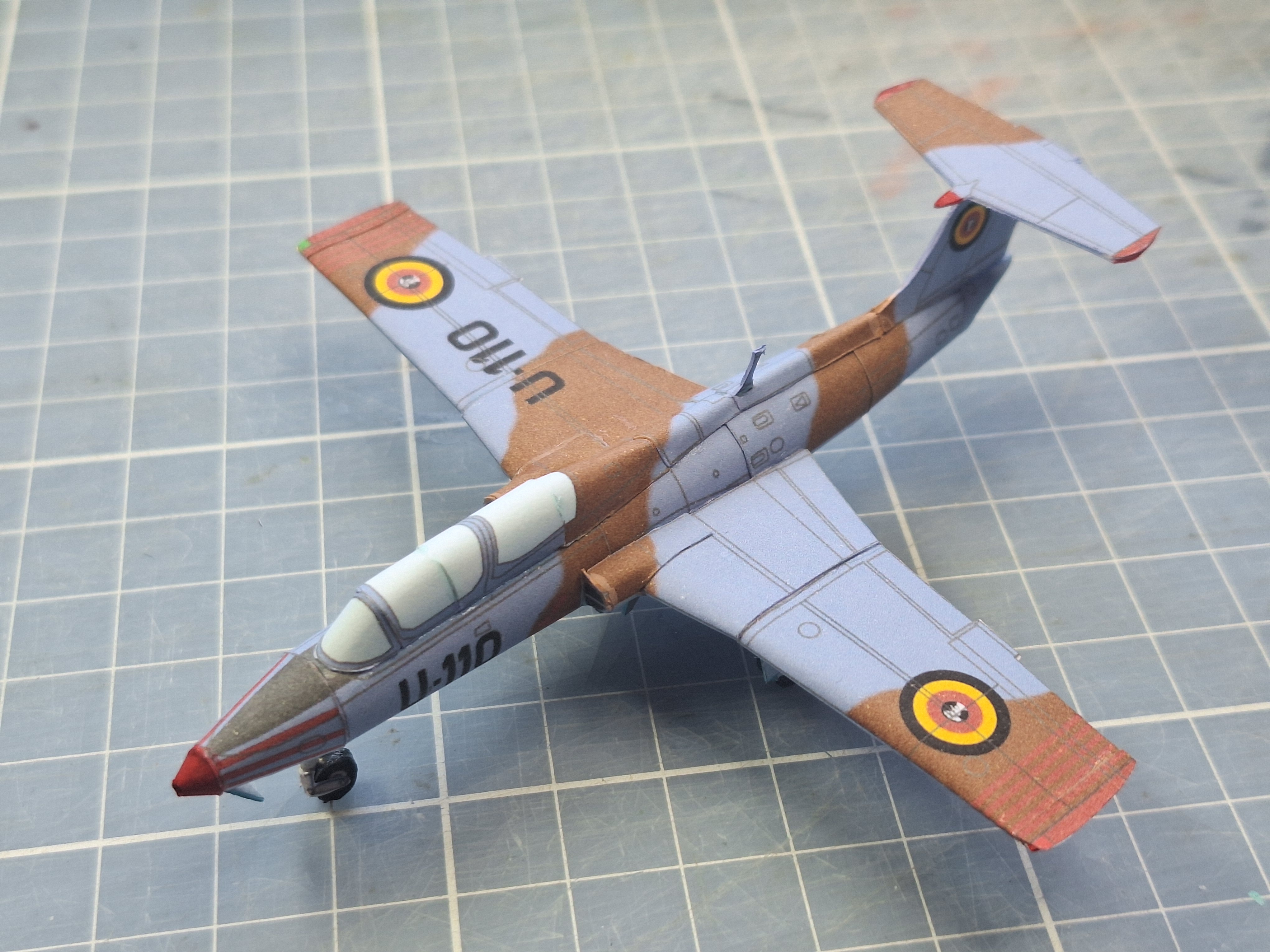 Aero L-29 Delphin Papermodel: 1/100 Scale Masterpiece