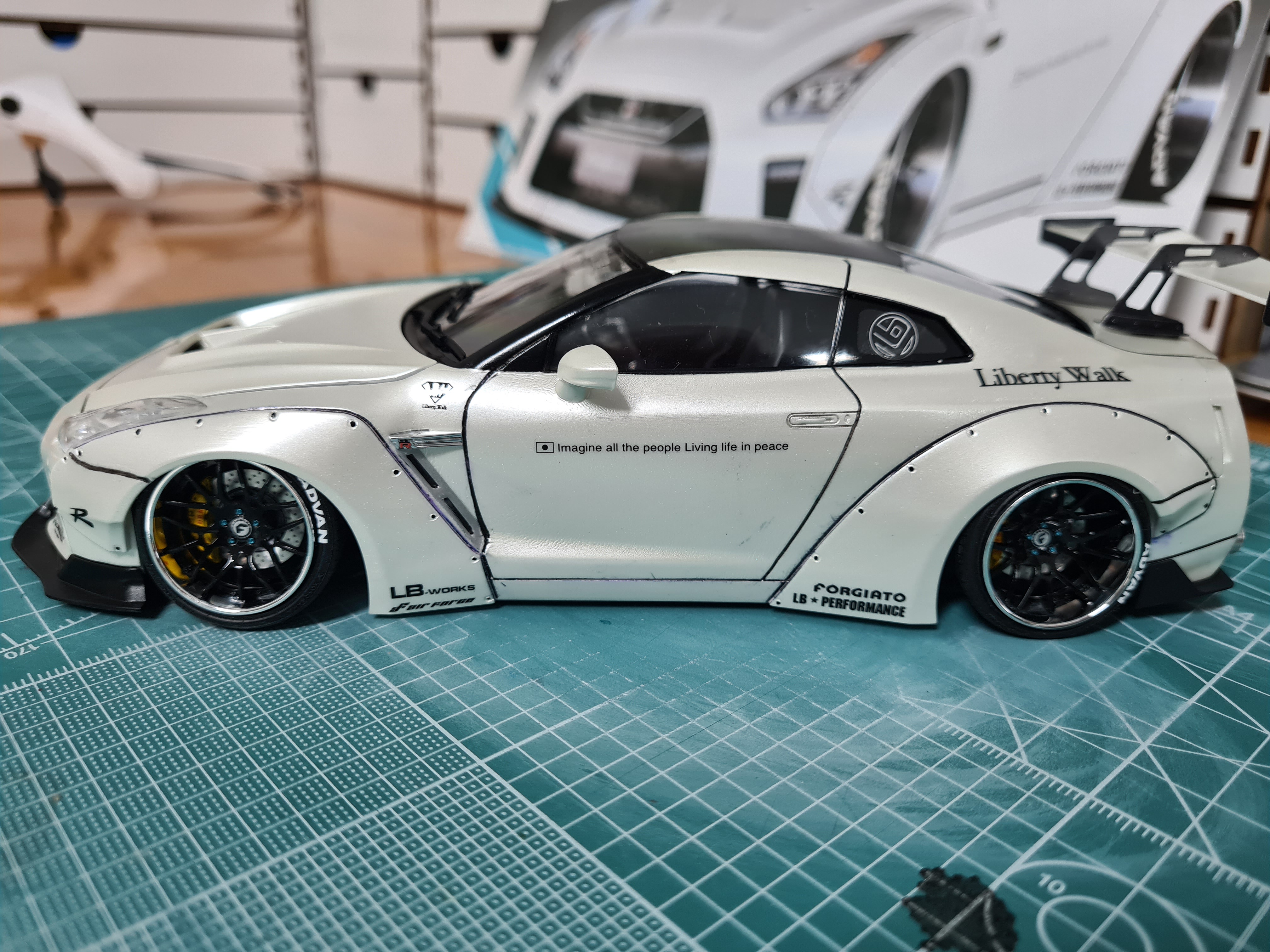 Liberty Walk Nissan GT-R: A Stunning 1/24 Scale Model