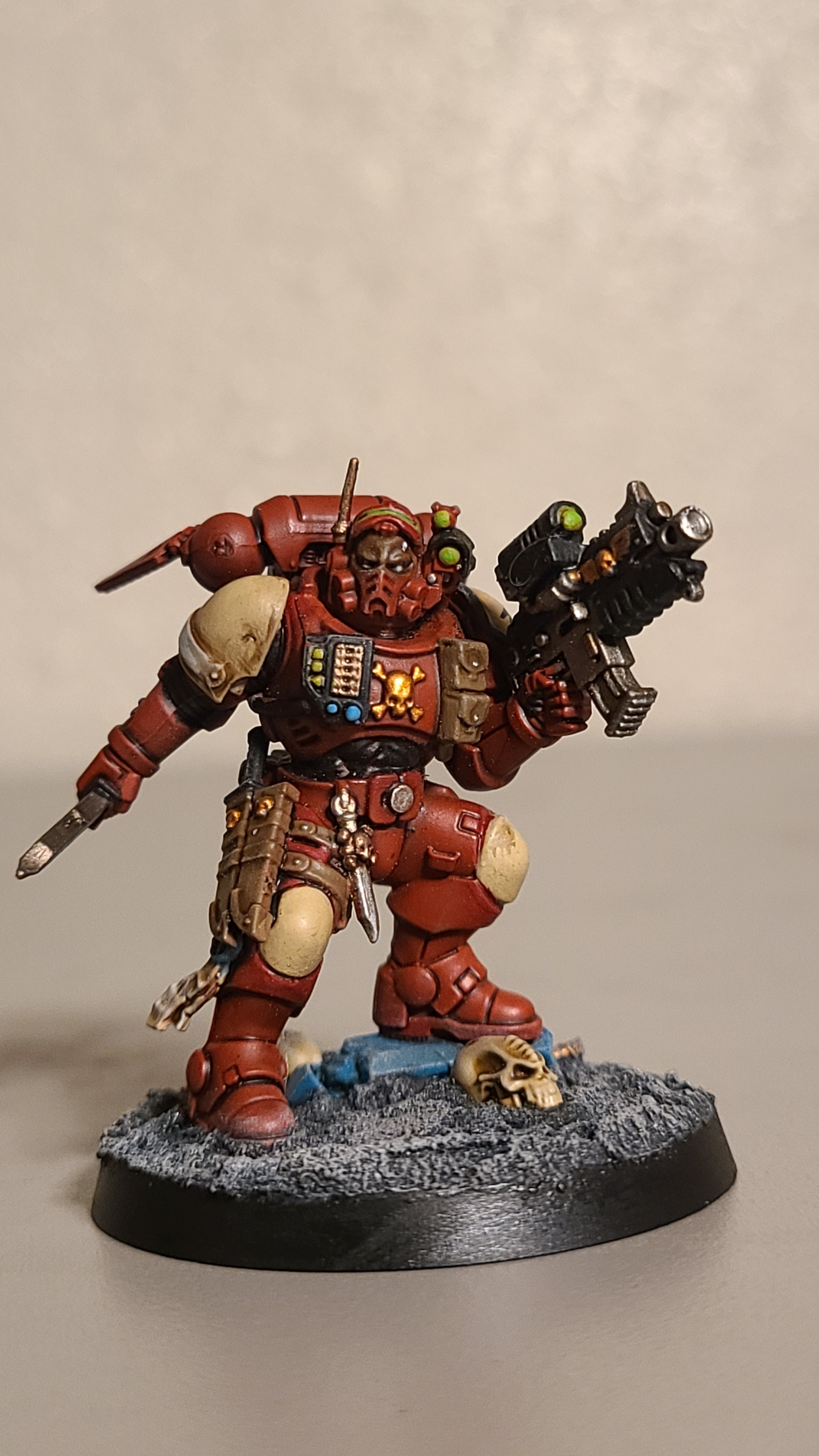 Blood Ravens Lieutenant sporting the iconic Phobos pattern armor.