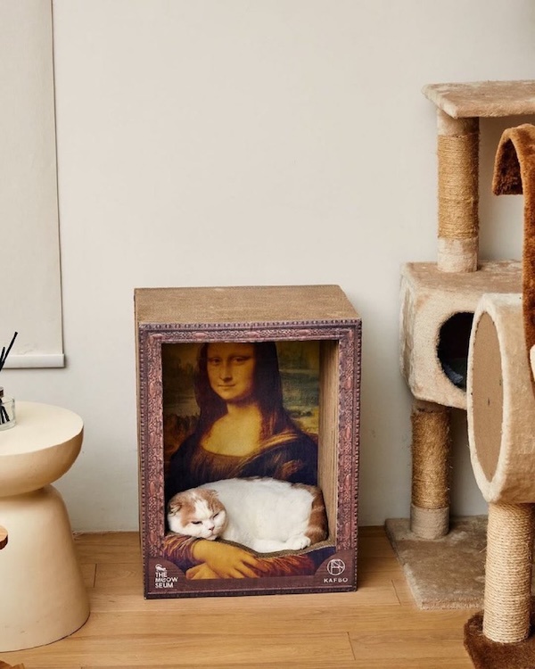 Behold the Meowna Lisa: A Purr-fect Masterpiece!