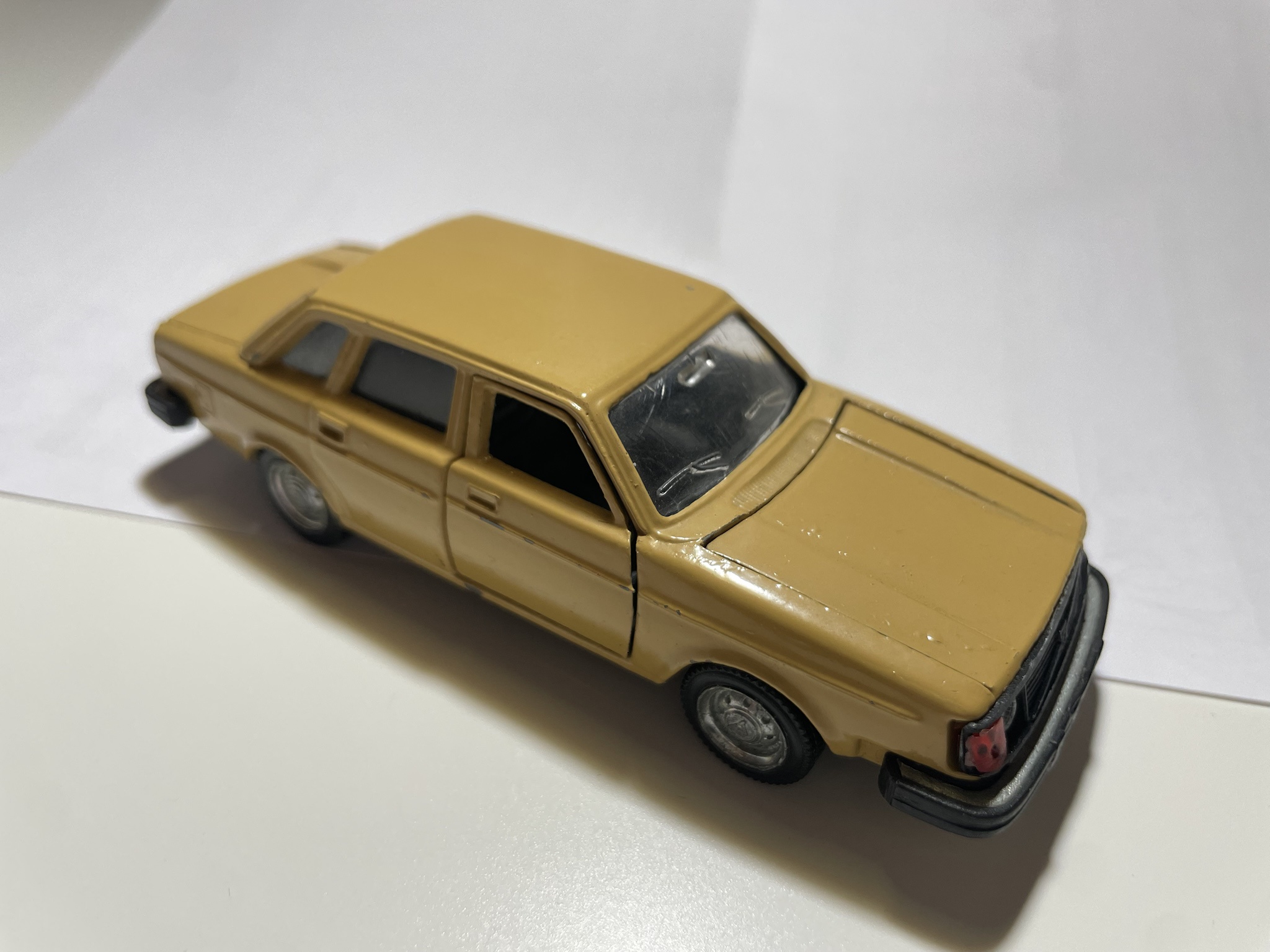 Volvo 244 DL: Nacoral Model in 1/43 Scale