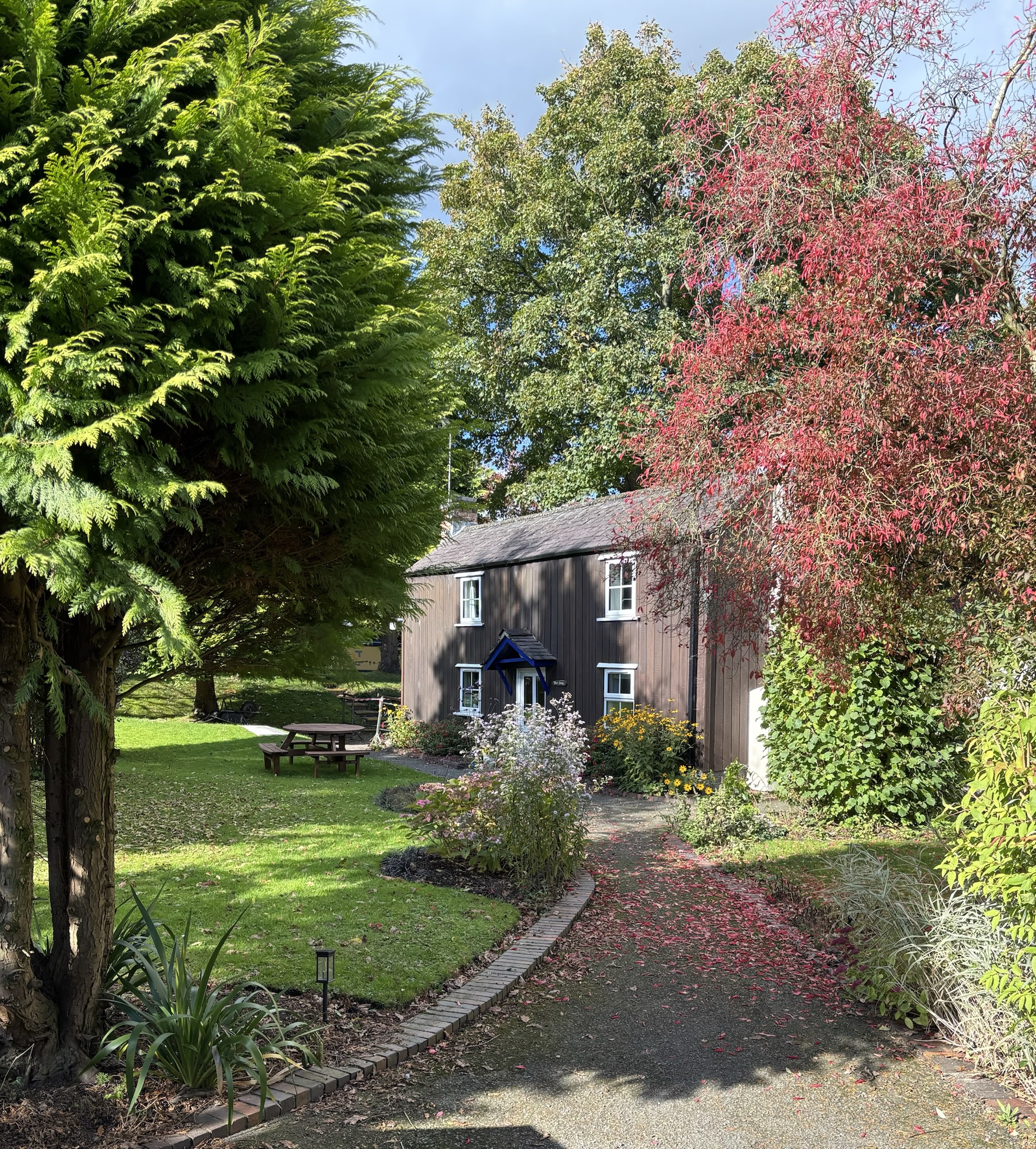 A charming wharf keeper's cottage awaits!