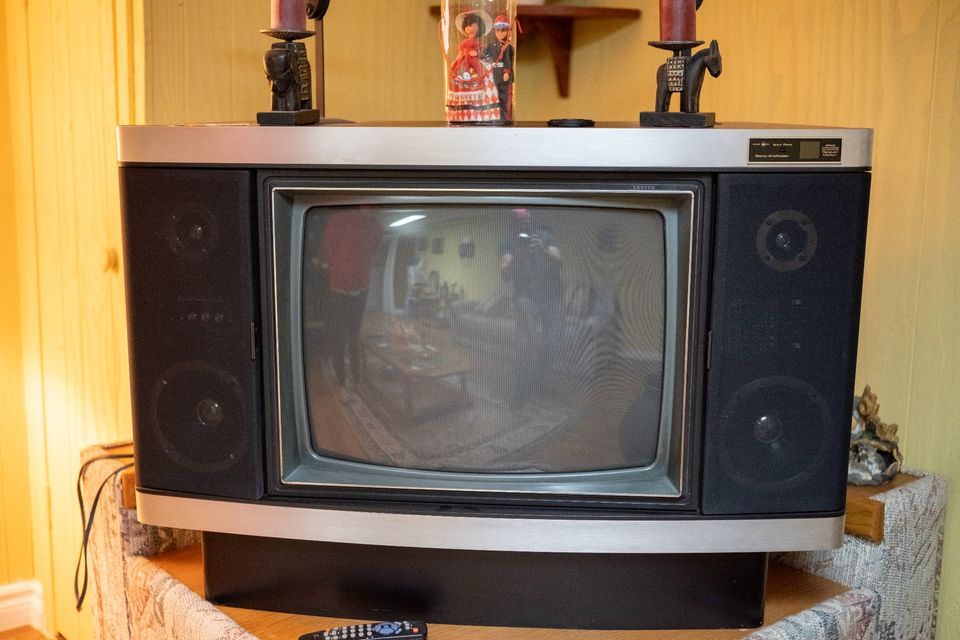 Vintage Charm: Zenith 25" CRT TV from June '83