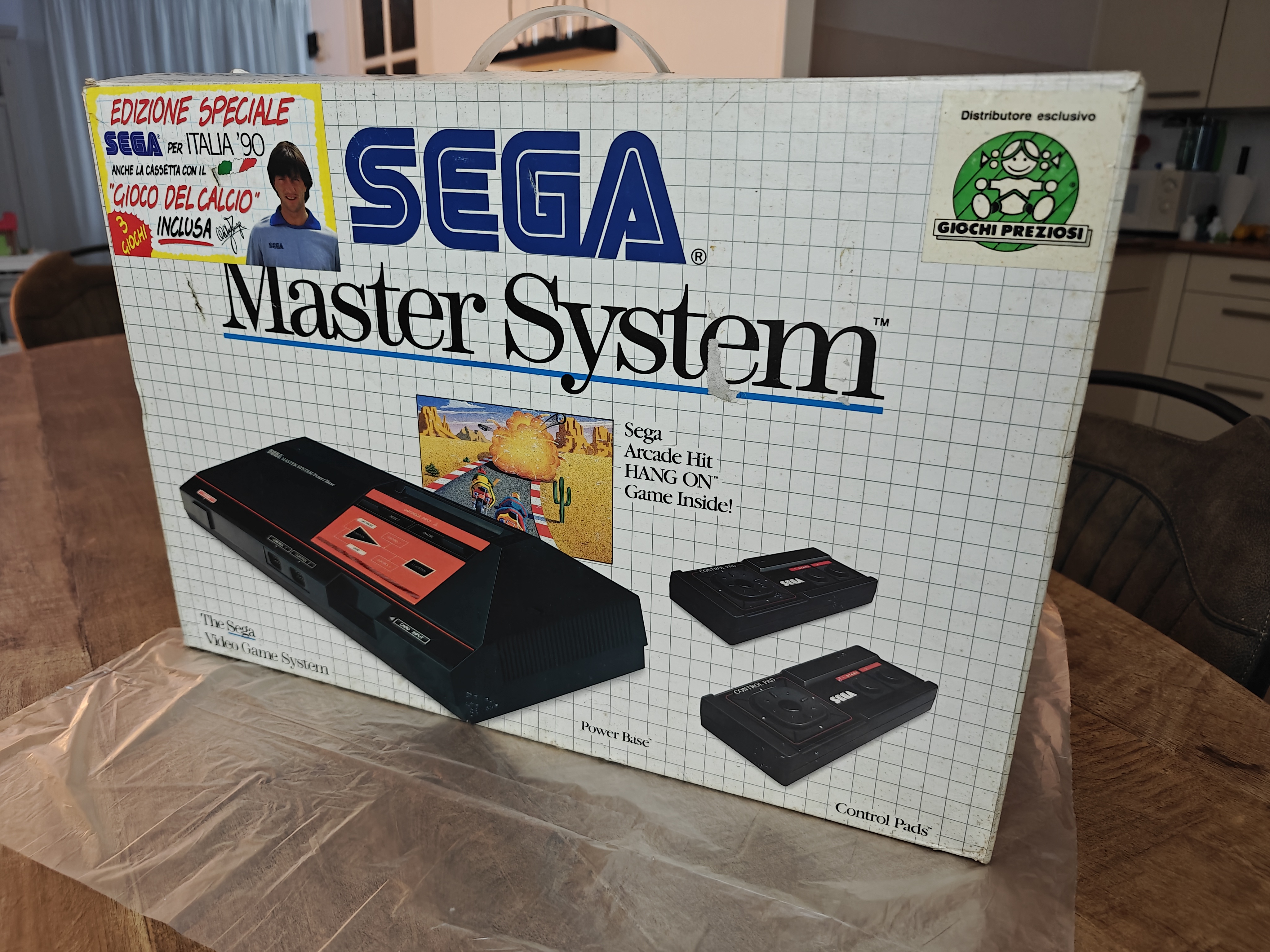 Look what I found: an almost pristine 80s/90s first model SEGA Master System!