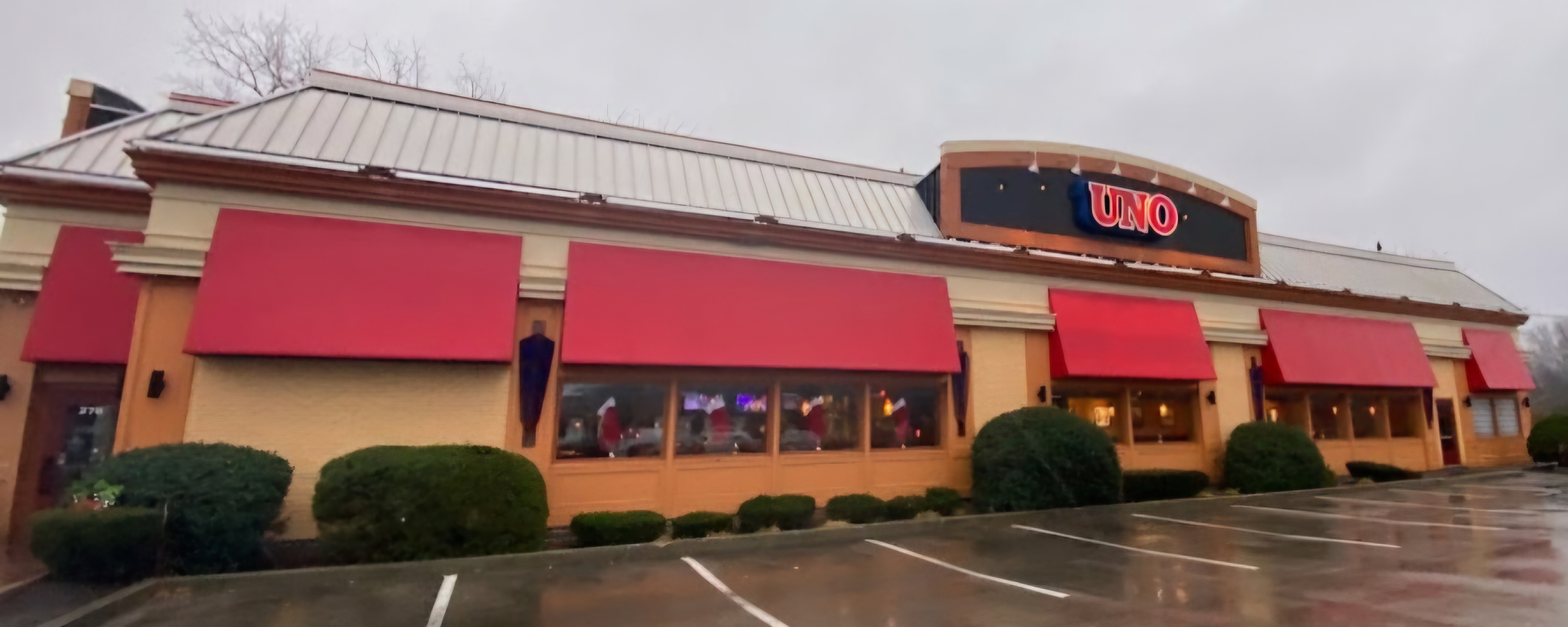 Dining at Pizzeria Uno & Grill in Massachusetts