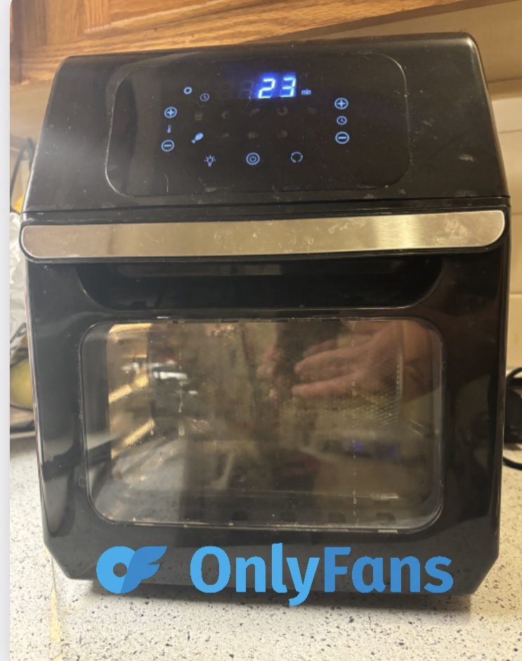 Watch Me Cook Chicken Wings in the Air Fryer Live on Twitch and OnlyFans!