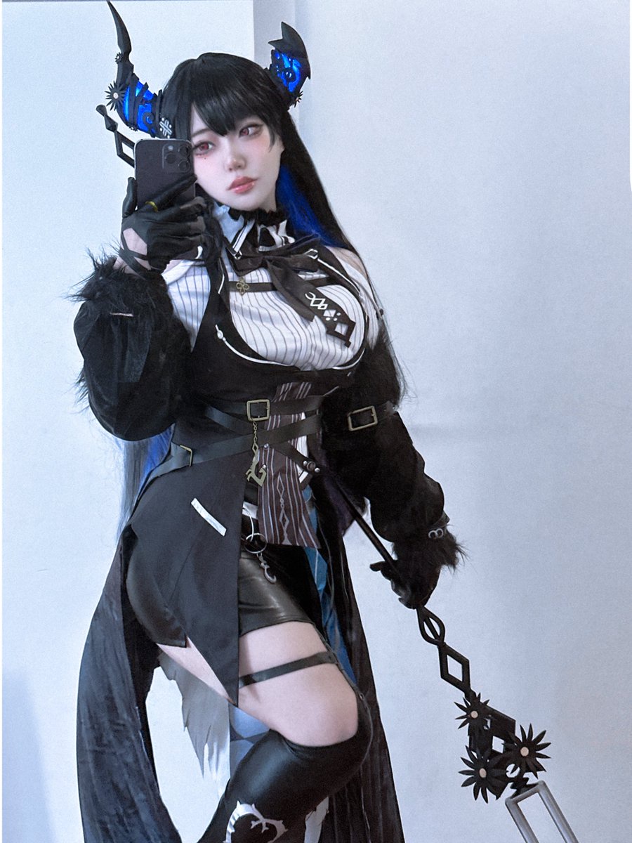 Nerissa Ravencroft: A Fusion of Cosplay, Memes, Art, and Comics