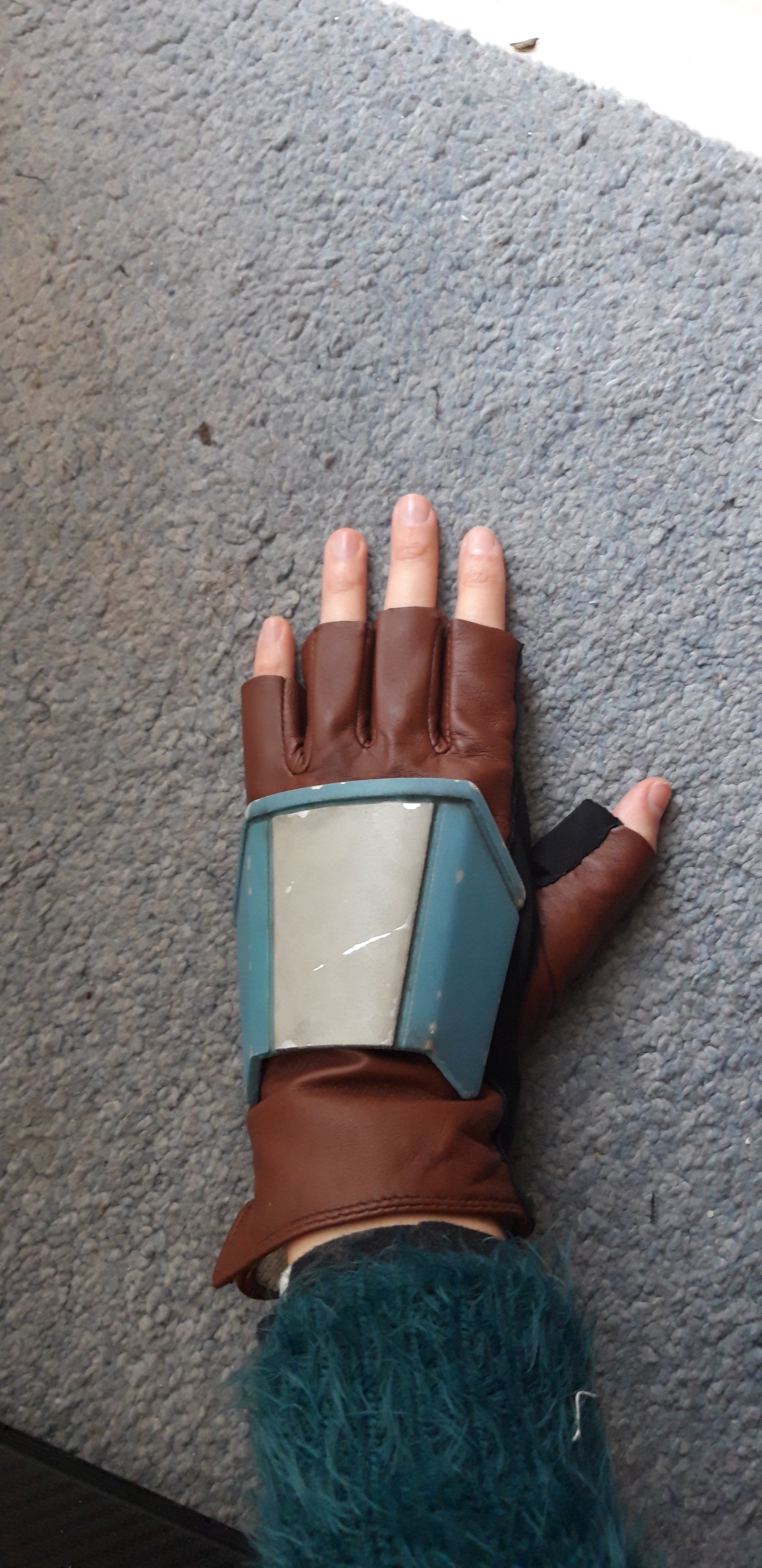 Ahsoka Tano's gloves and armor combo