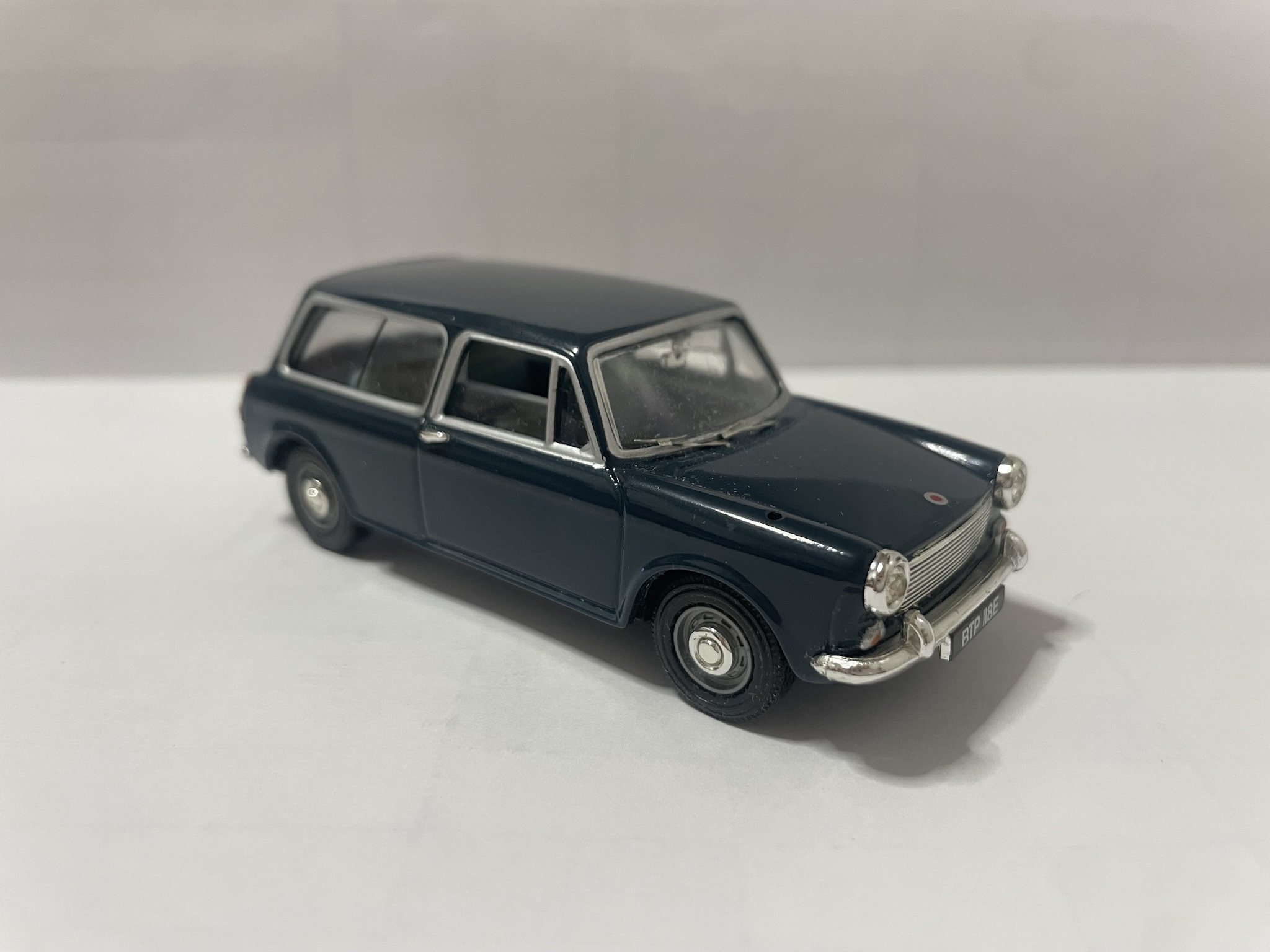 Austin 1100 Traveller: A Classic in Vanguards 1/43 Scale