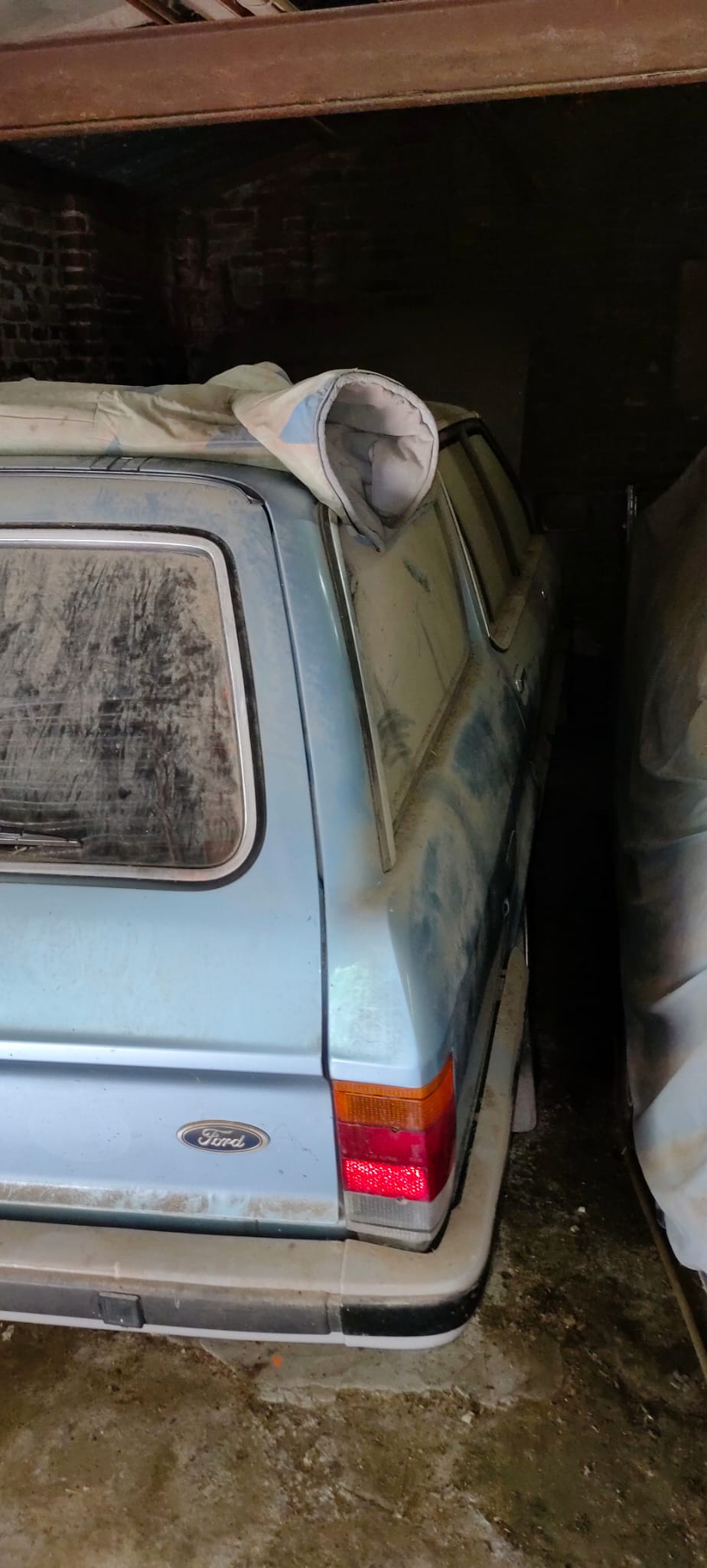 Discovering the Ford Granada Kombi in a Barn Find