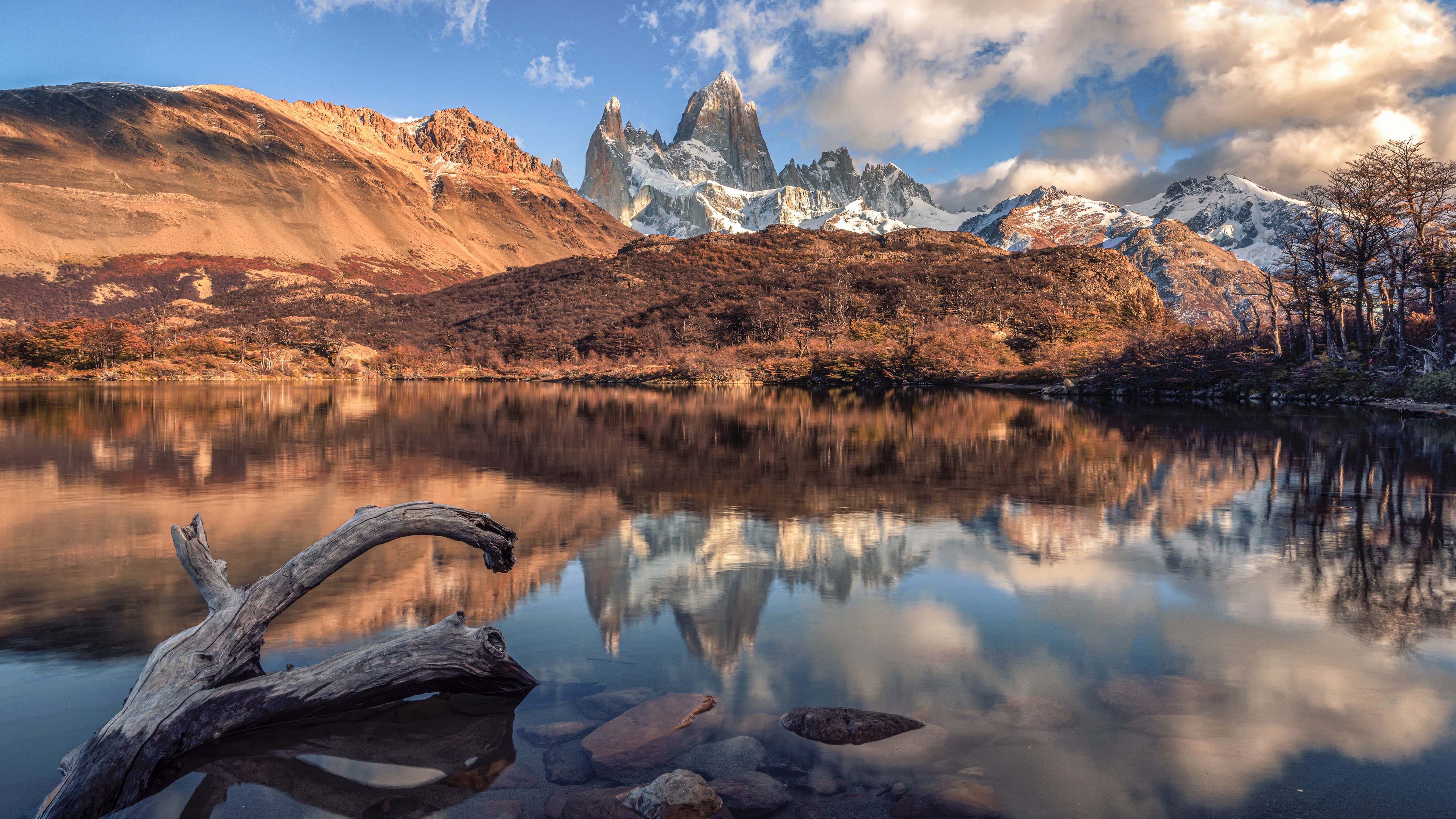 A Stunning Reflection: The Beauty of a Mirrored Mountain