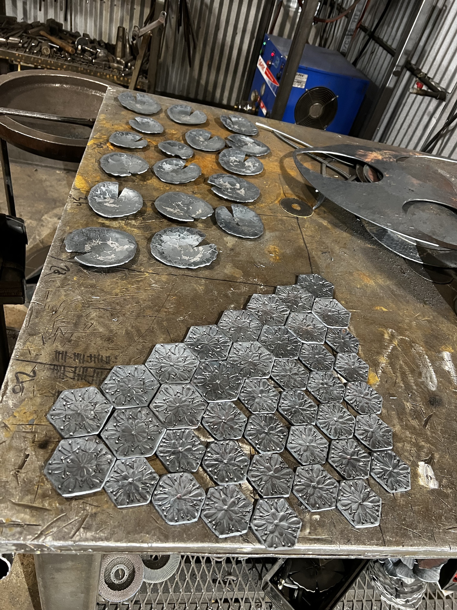 My boss asked for a lot of decorative honeycomb, so here I am creating it.