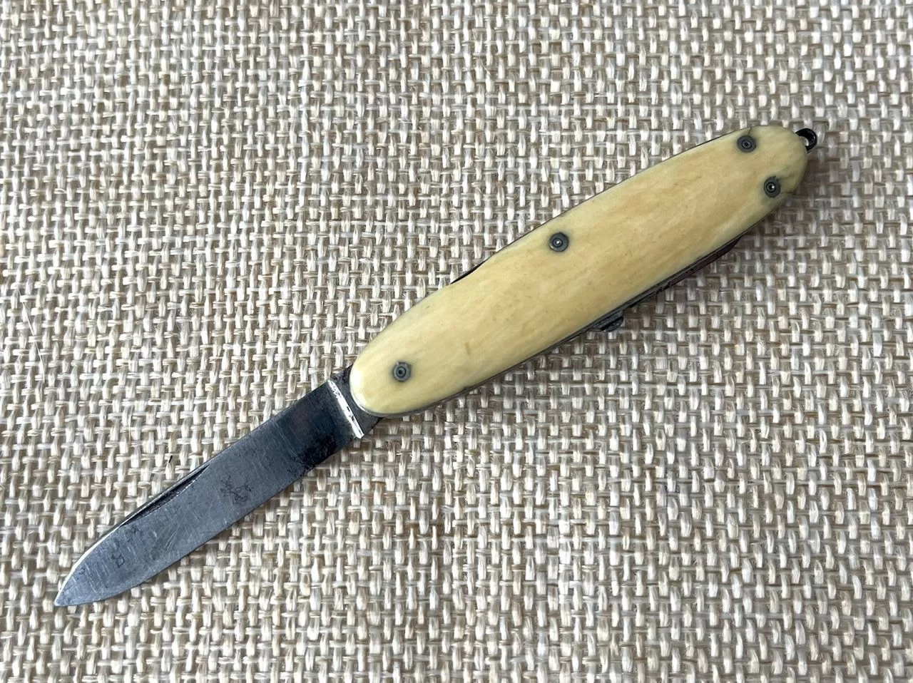 The Mysterious Gentleman with a Knife