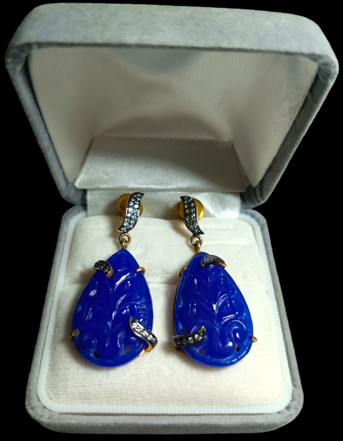 What Is This Mysterious Blue Stone? Glows Pink Under UV Light and Amethyst Can't Scratch It!