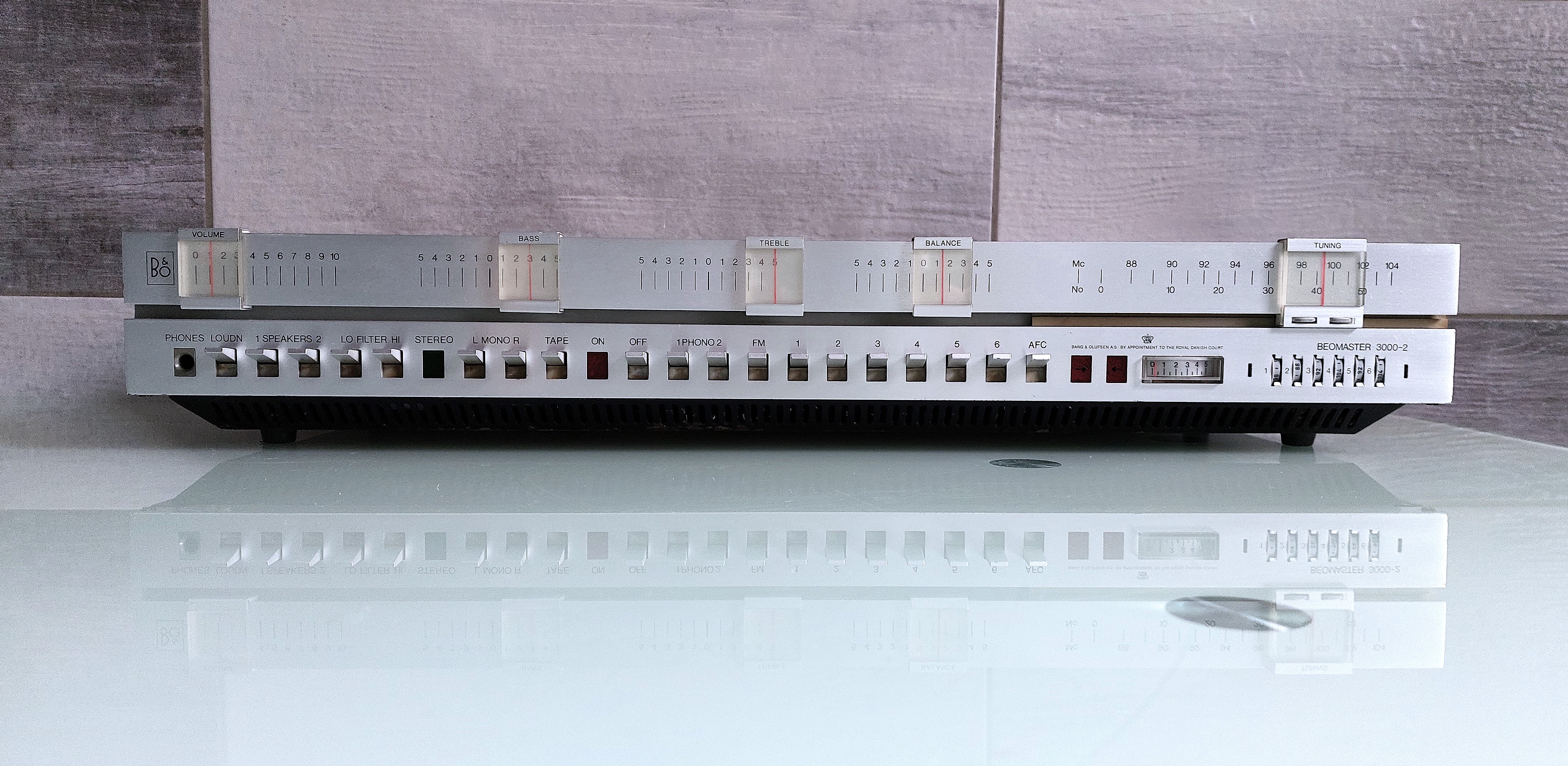 Vintage Vibes: The Iconic Bang & Olufsen Beomaster 3000-2 Receiver from Denmark (1969-75)