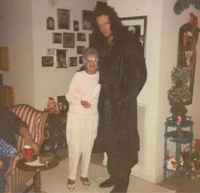 The Undertaker strikes a pose with a lovely lady from the 90s