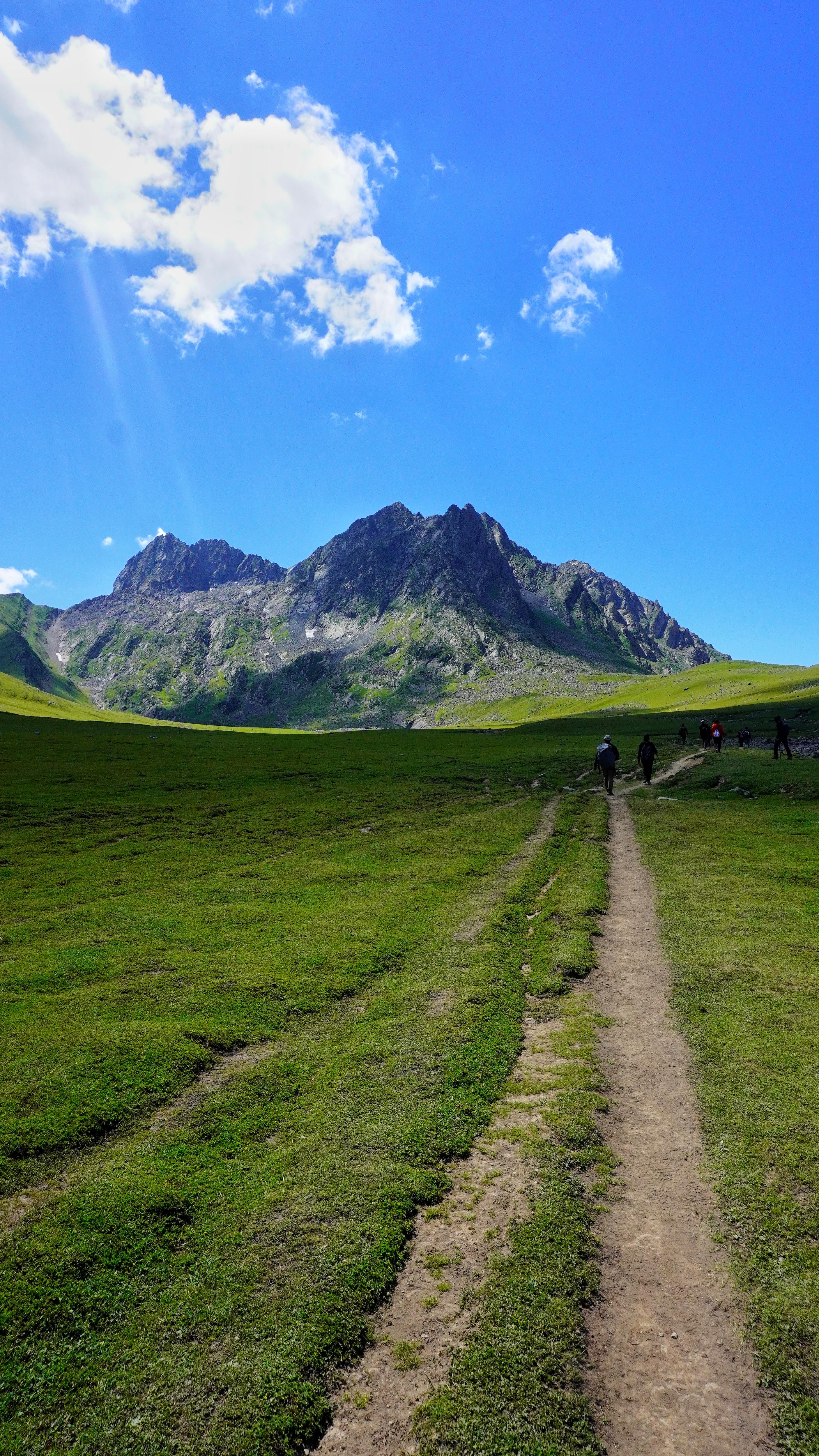 Breathtaking Kashmir View: Nature's Masterpiece