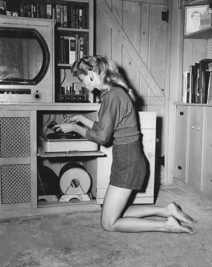 Throwback to 1952: A Lady Showcases Her HiFi Tube Record Player