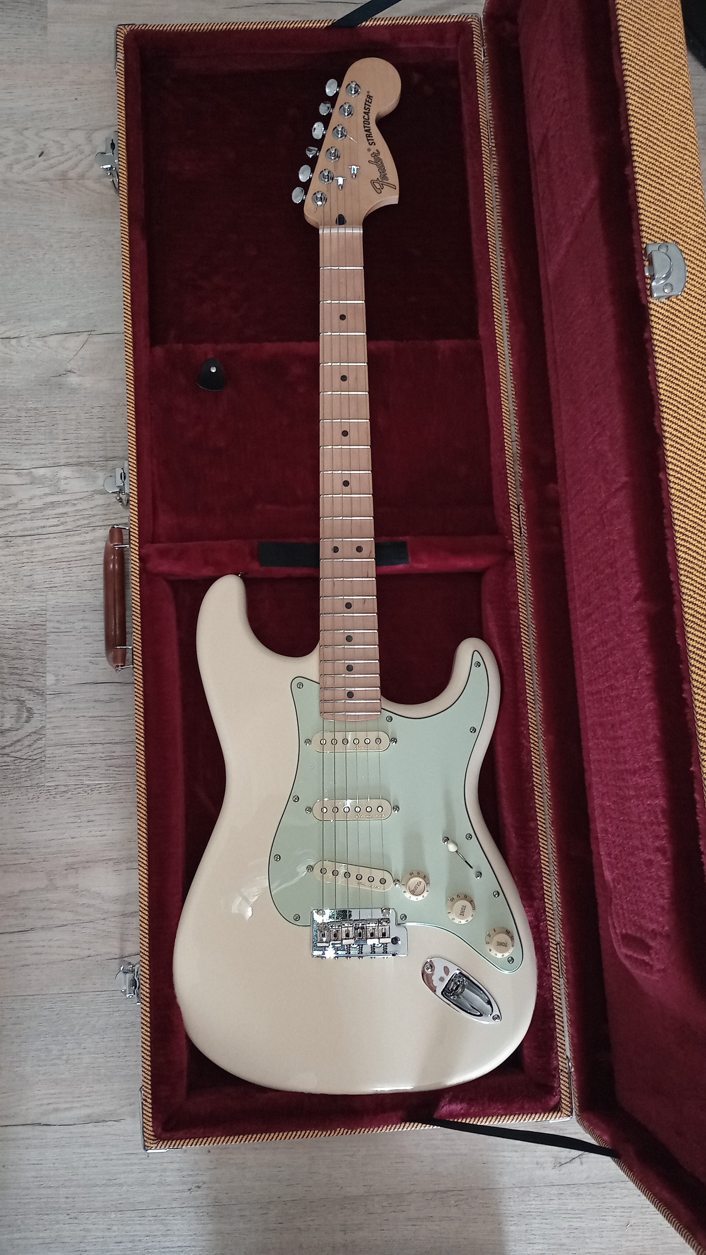 The Iconic Fender Deluxe Roadhouse Strat: A Musician's Dream