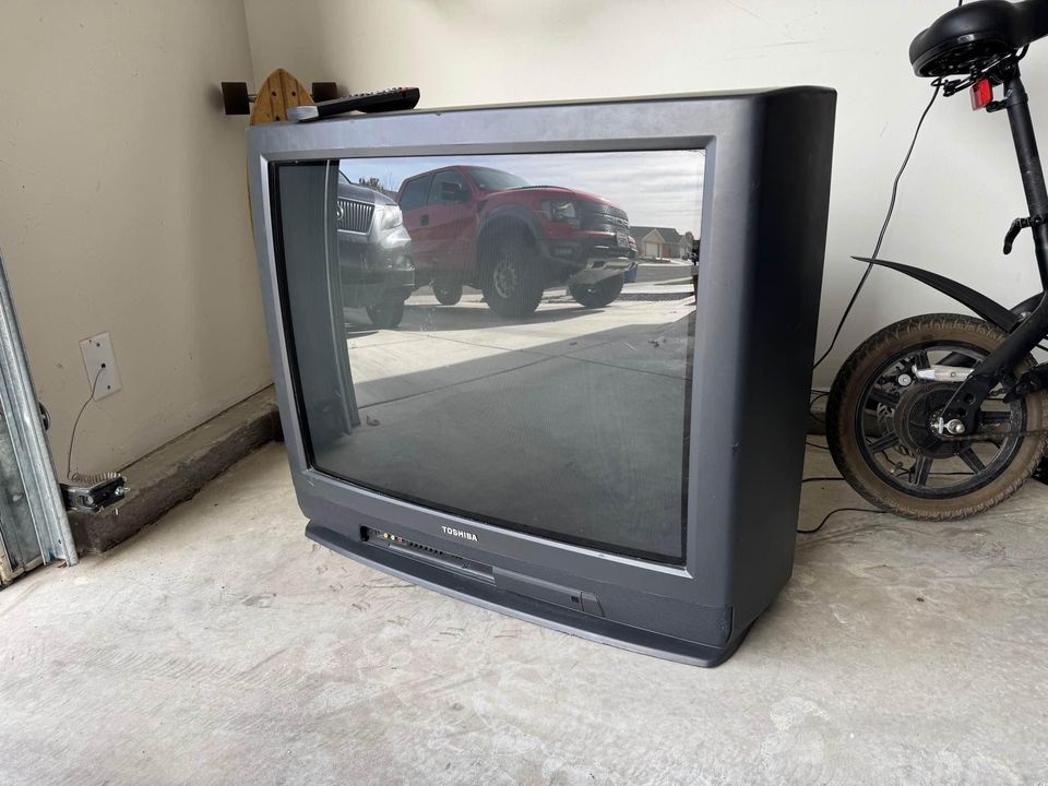 Classic Toshiba 32" CRT TV from 1995