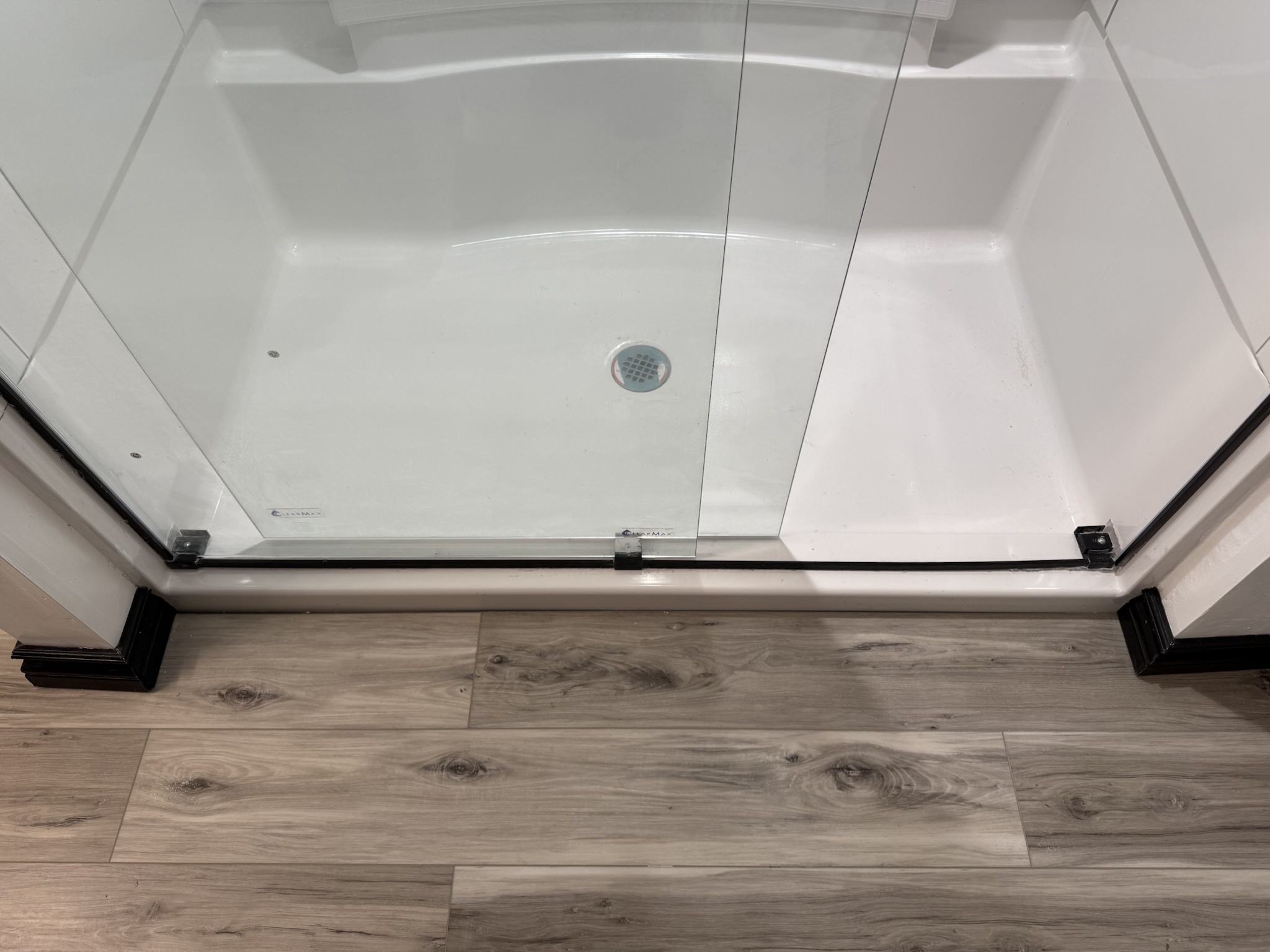Isn't the shower stall floor supposed to be caulked here?
