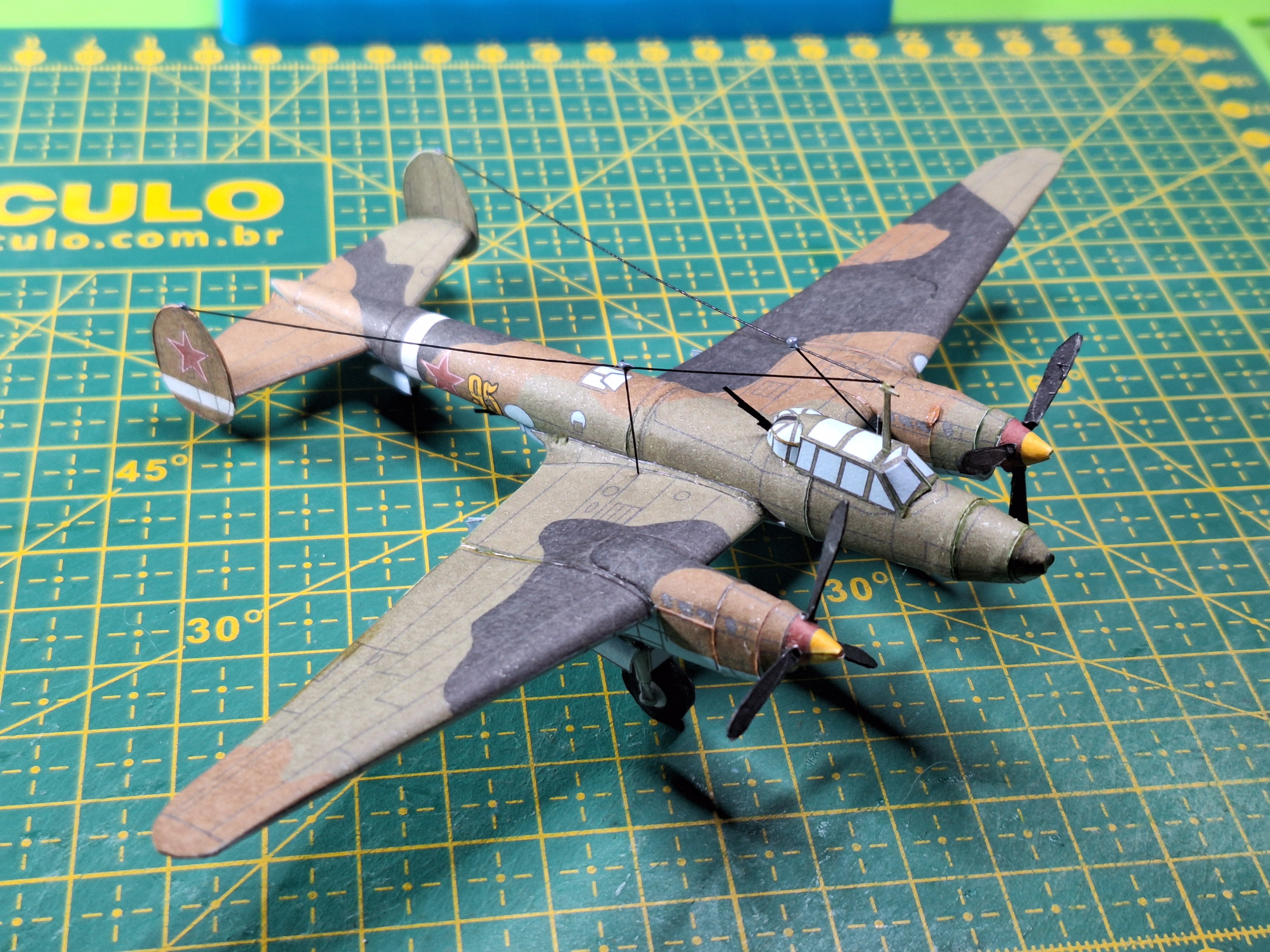 1/100 scale paper models of the Polikarpov I-16 and Petlyakov Pe 2.