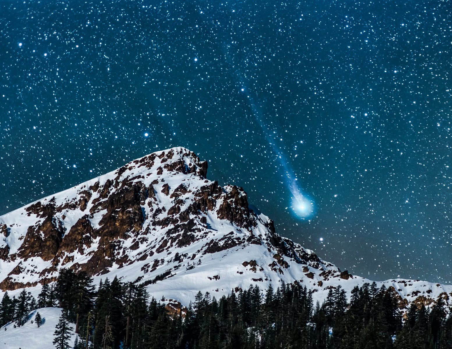 A Stunning Comet in the Night Sky