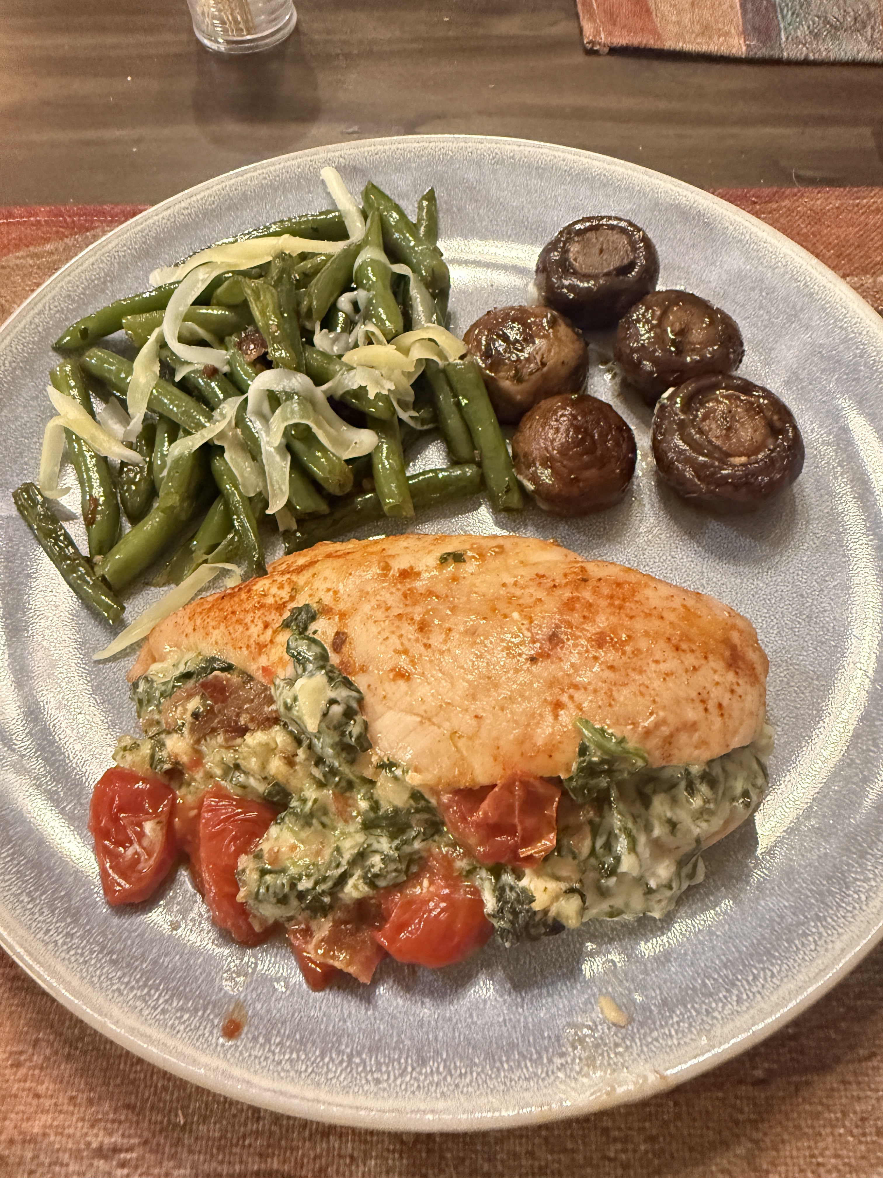 Delicious Spinach Stuffed Chicken: A Tasty Delight!