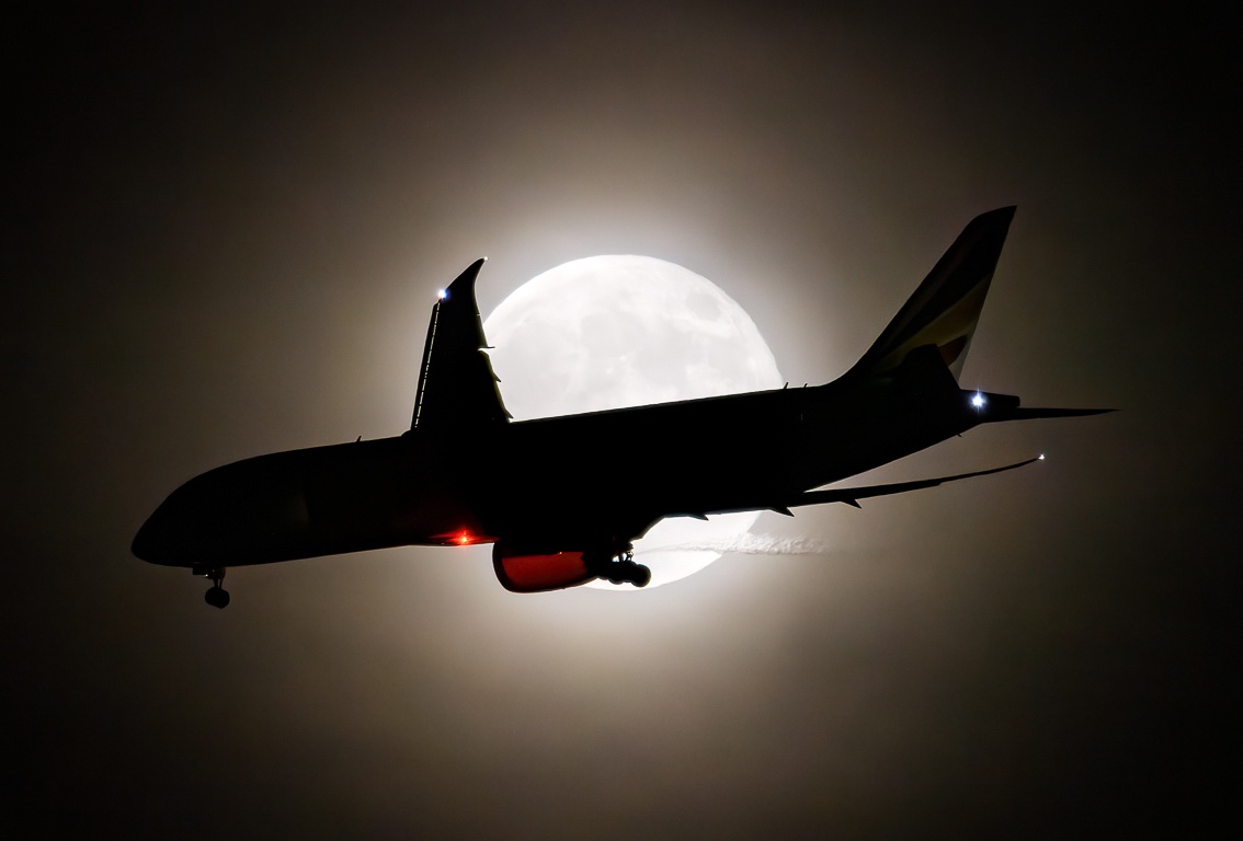 787 and Moon: A captivating duo!