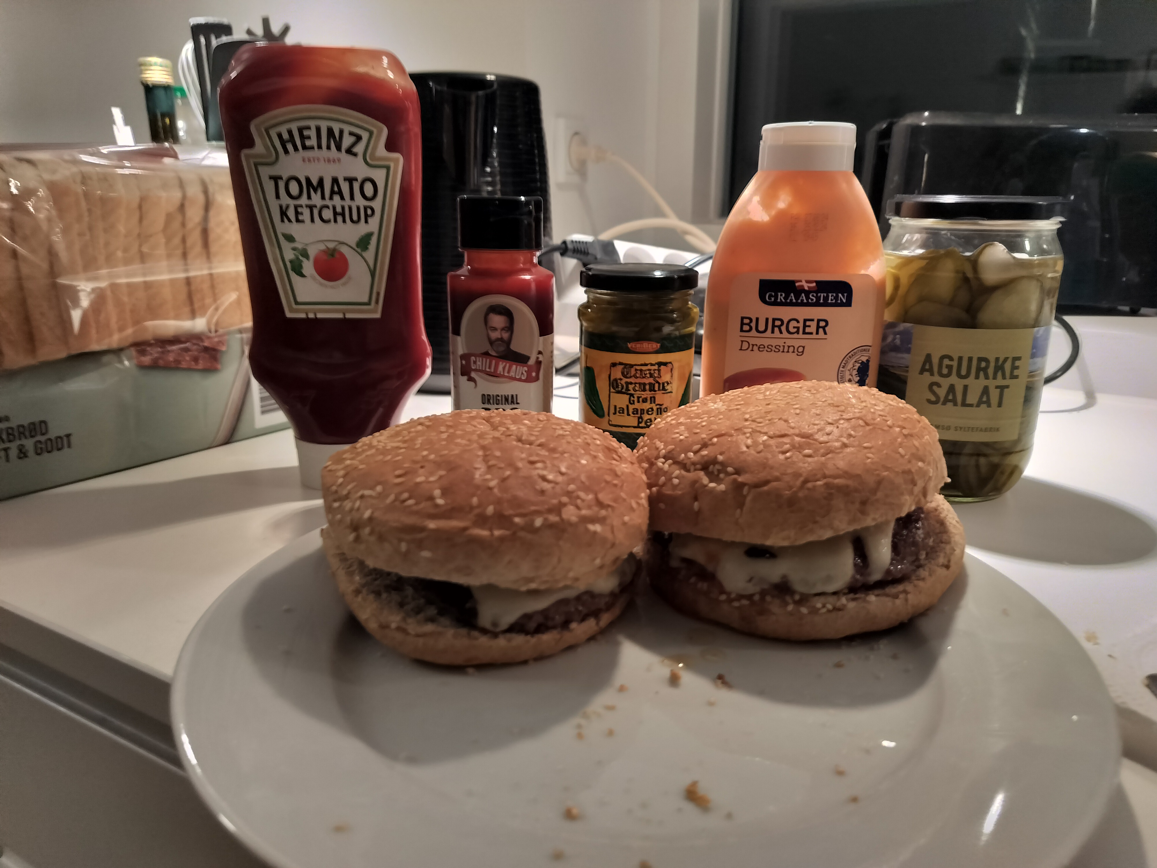 Delicious Deli Chili Cheezborgers: A Tasty Treat