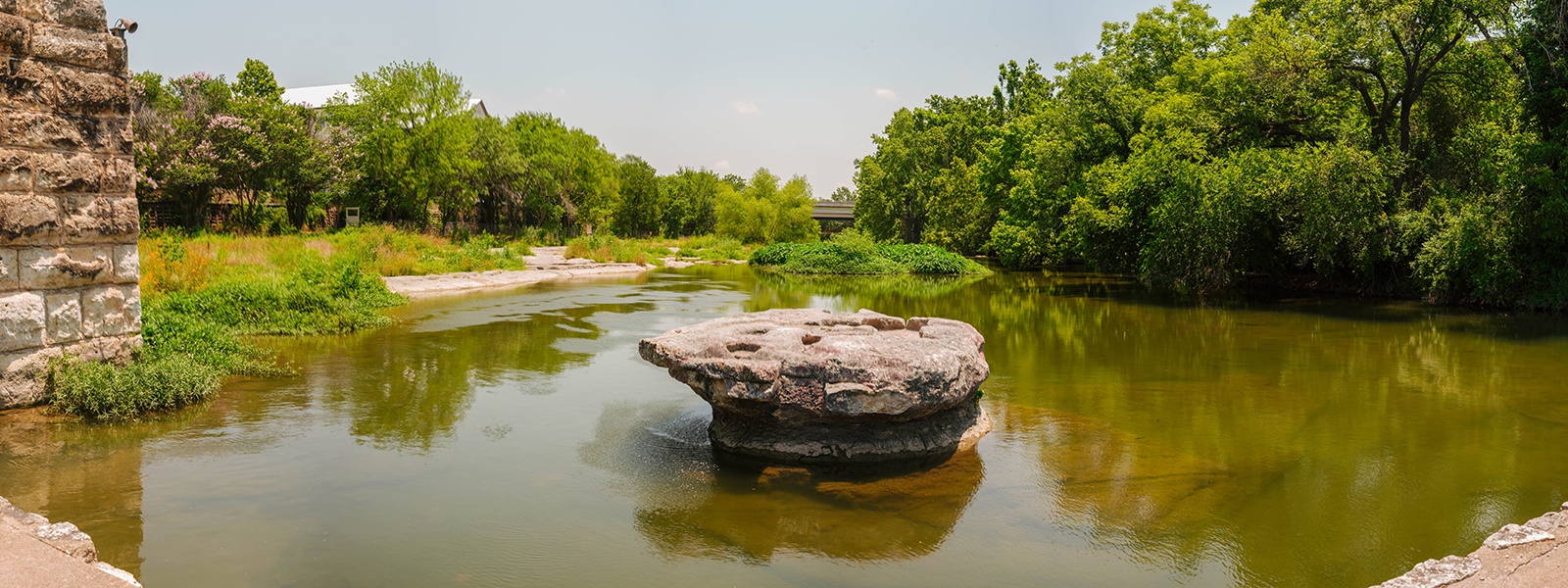 Hey Americans, Can You Explain Why Texas Has a Place Called 'Round Rock' Named After a Flat Rock in a Lake? Let's Hear About Your Ancestors' Choices!