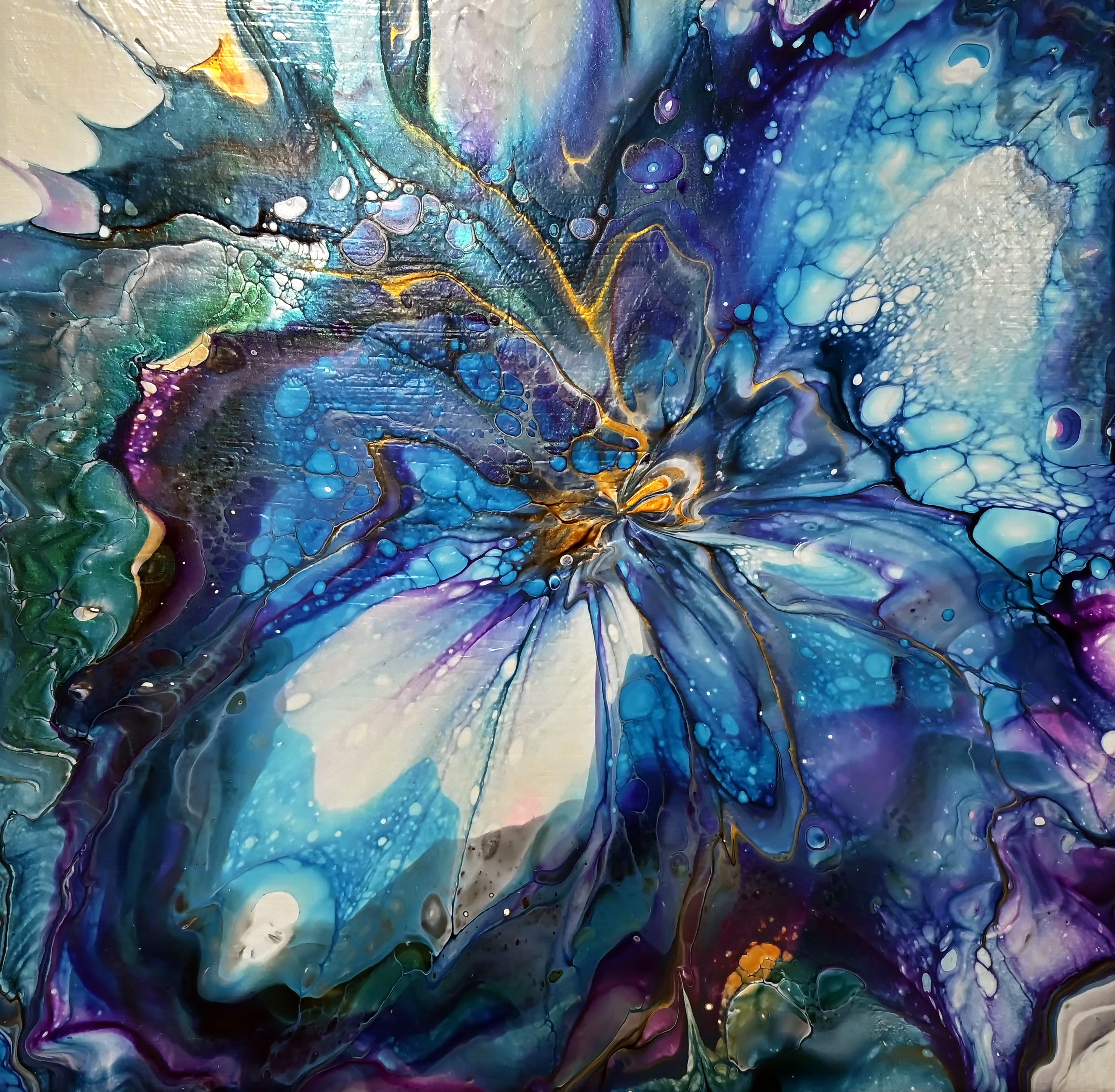 Discover the beauty of acrylic pouring with this simple flower technique!
