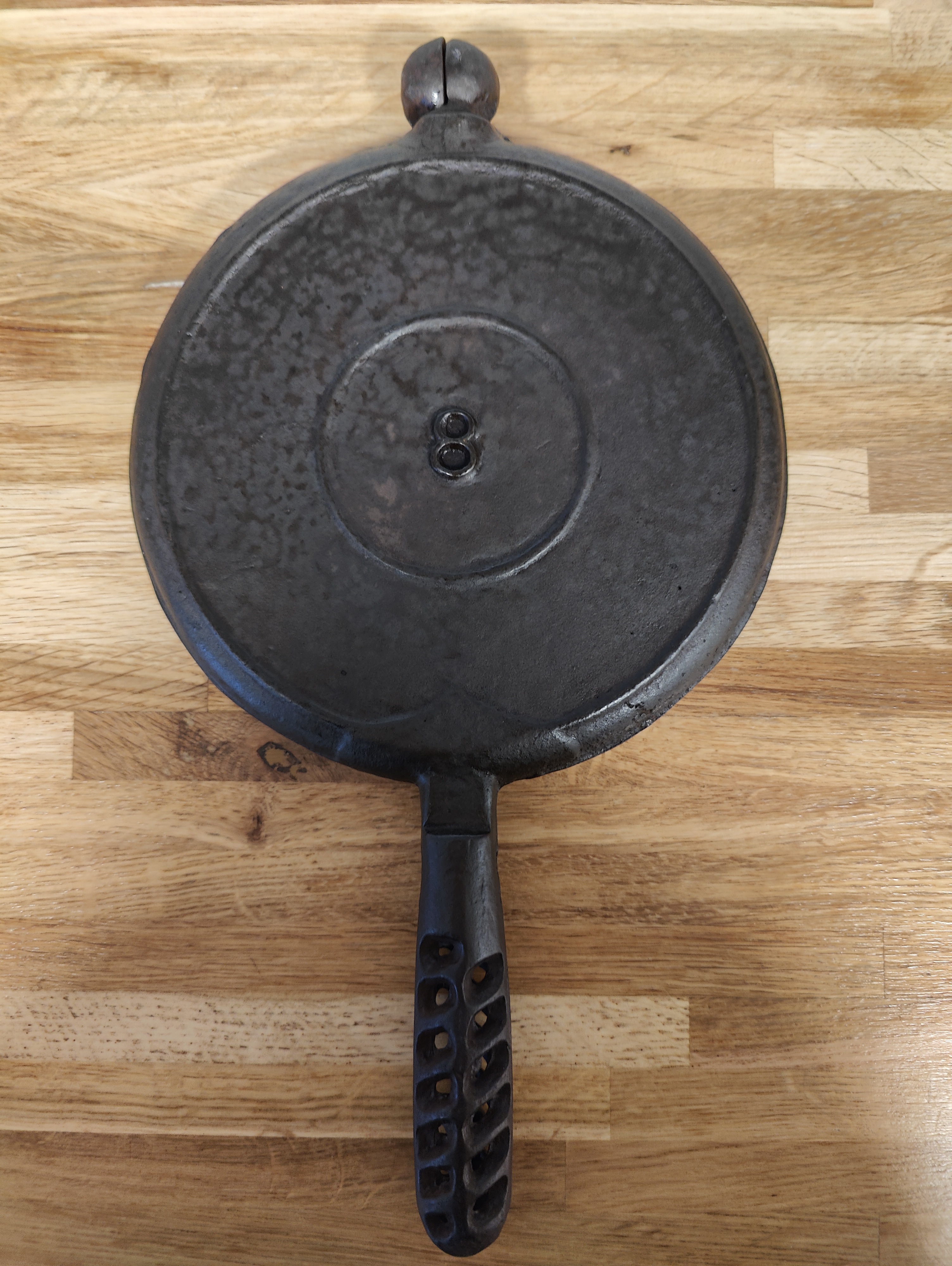 The mysterious Unmarked Lodge Waffle Iron.