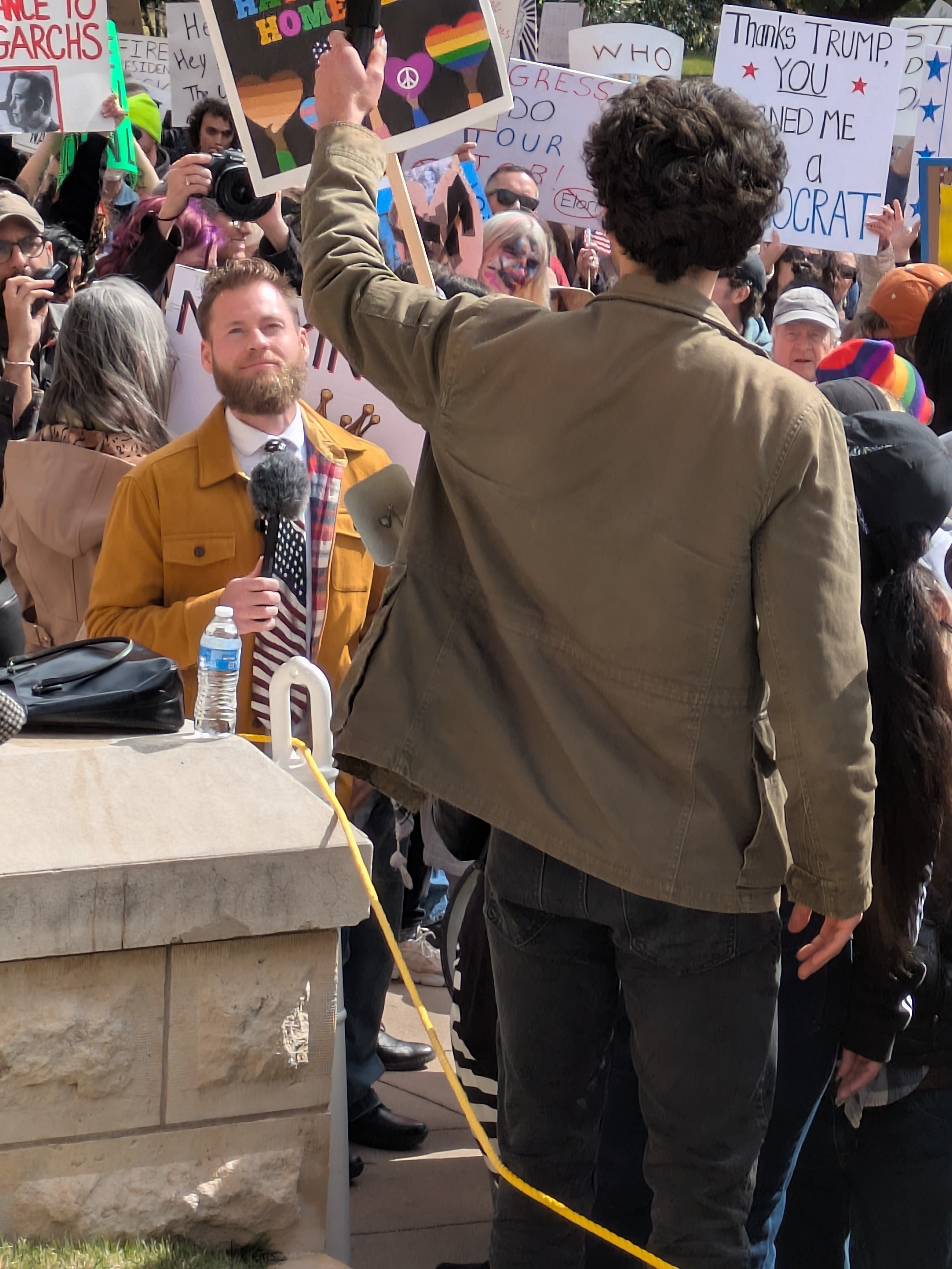 Troll hilariously wandering through the President's Day protest, pretending to interview attendees.