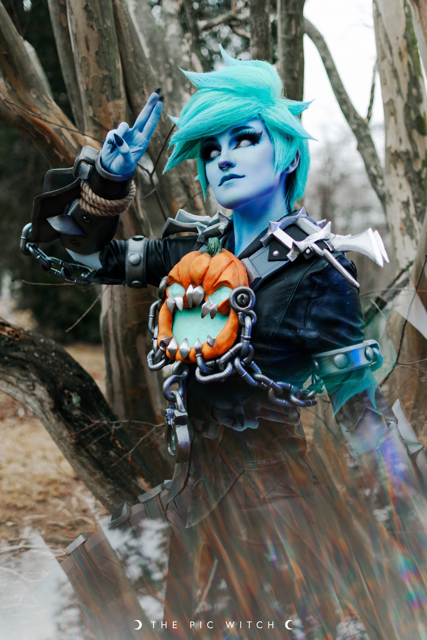 Epic Will-o-the-Wisp Tracer Cosplay from Overwatch!