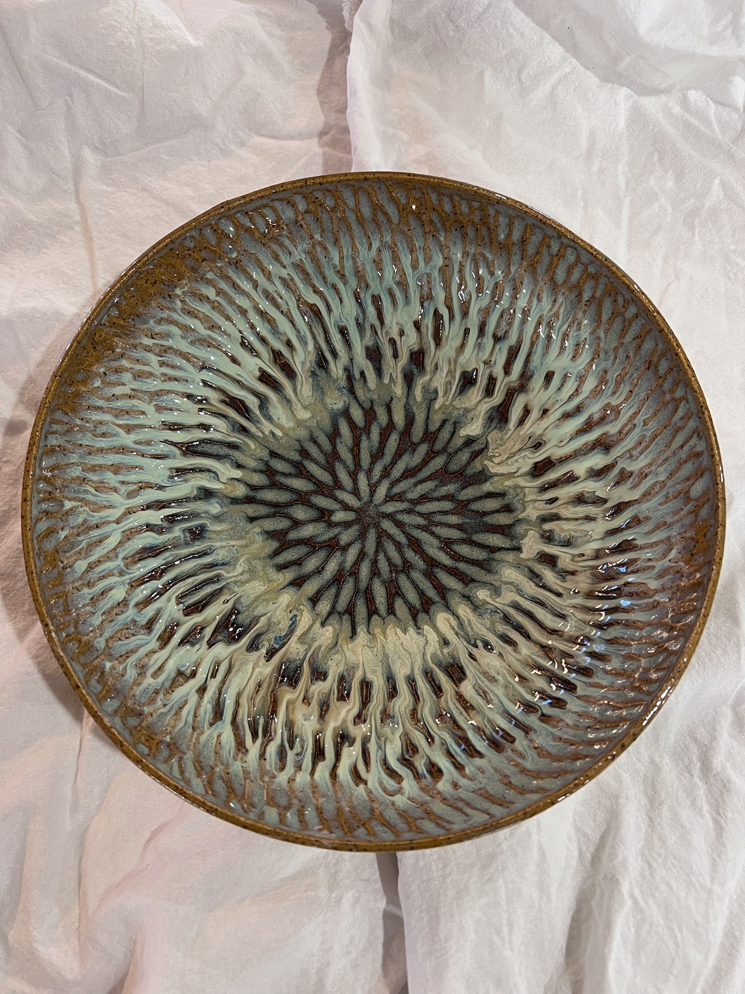 Elegant Ceramic Display Bowl: A Touch of Class