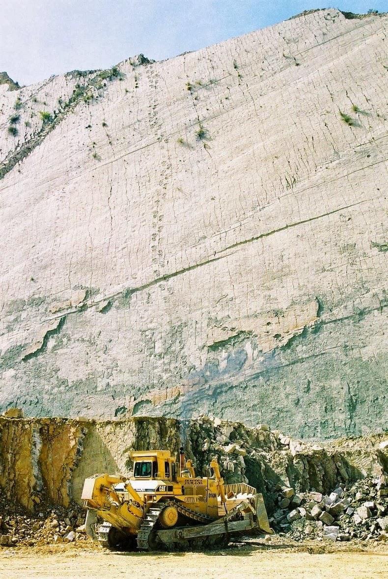 Incredible Discovery: 300ft Wall in Bolivia with 5000 Dinosaur Footprints