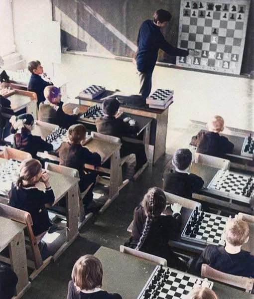 A glimpse into chess lessons from the Soviet Union, 1975.