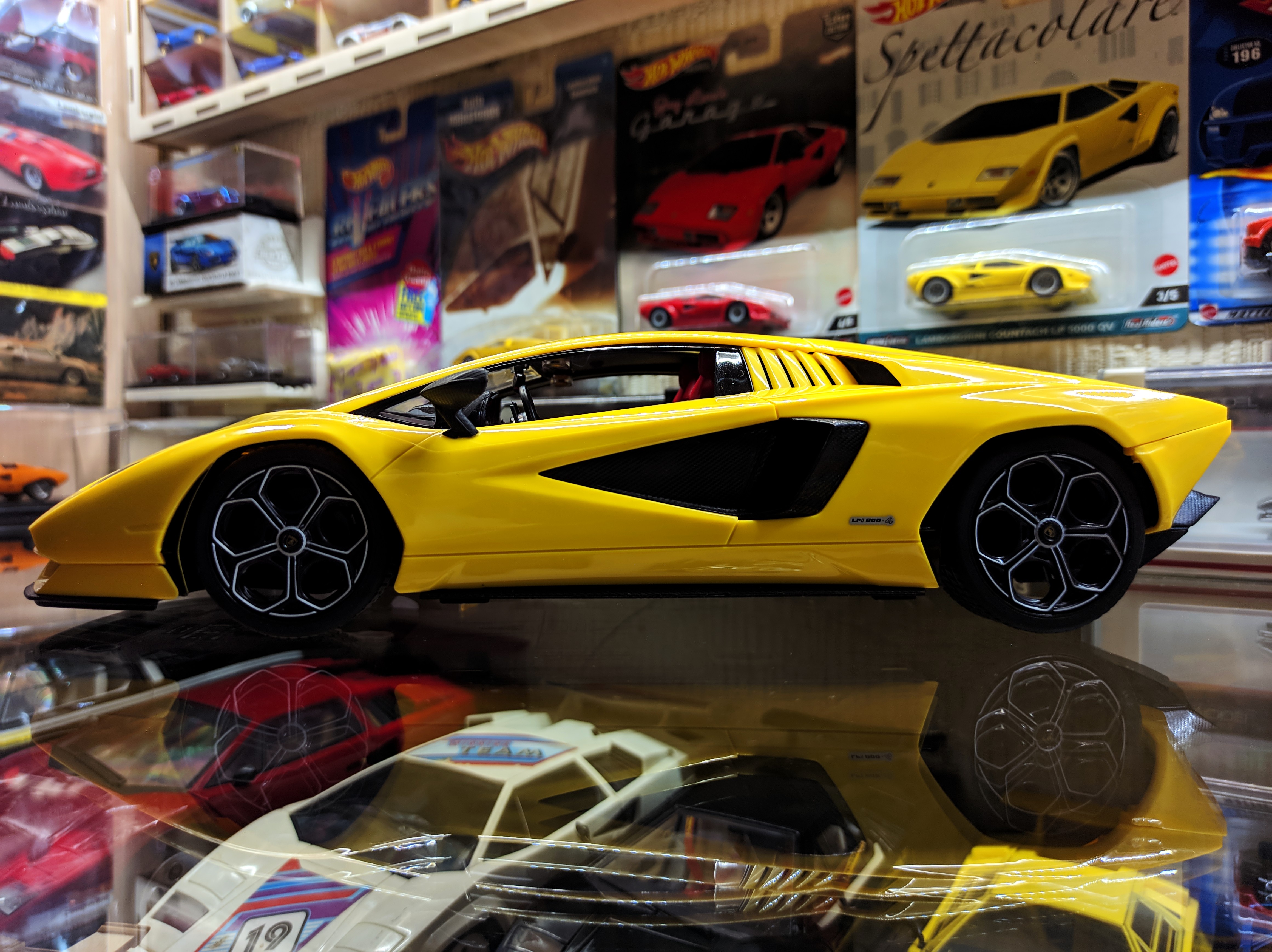 Zooming in Style: The Yellow 1:16 RC Lamborghini Countach LPI 800-4 by Rastar