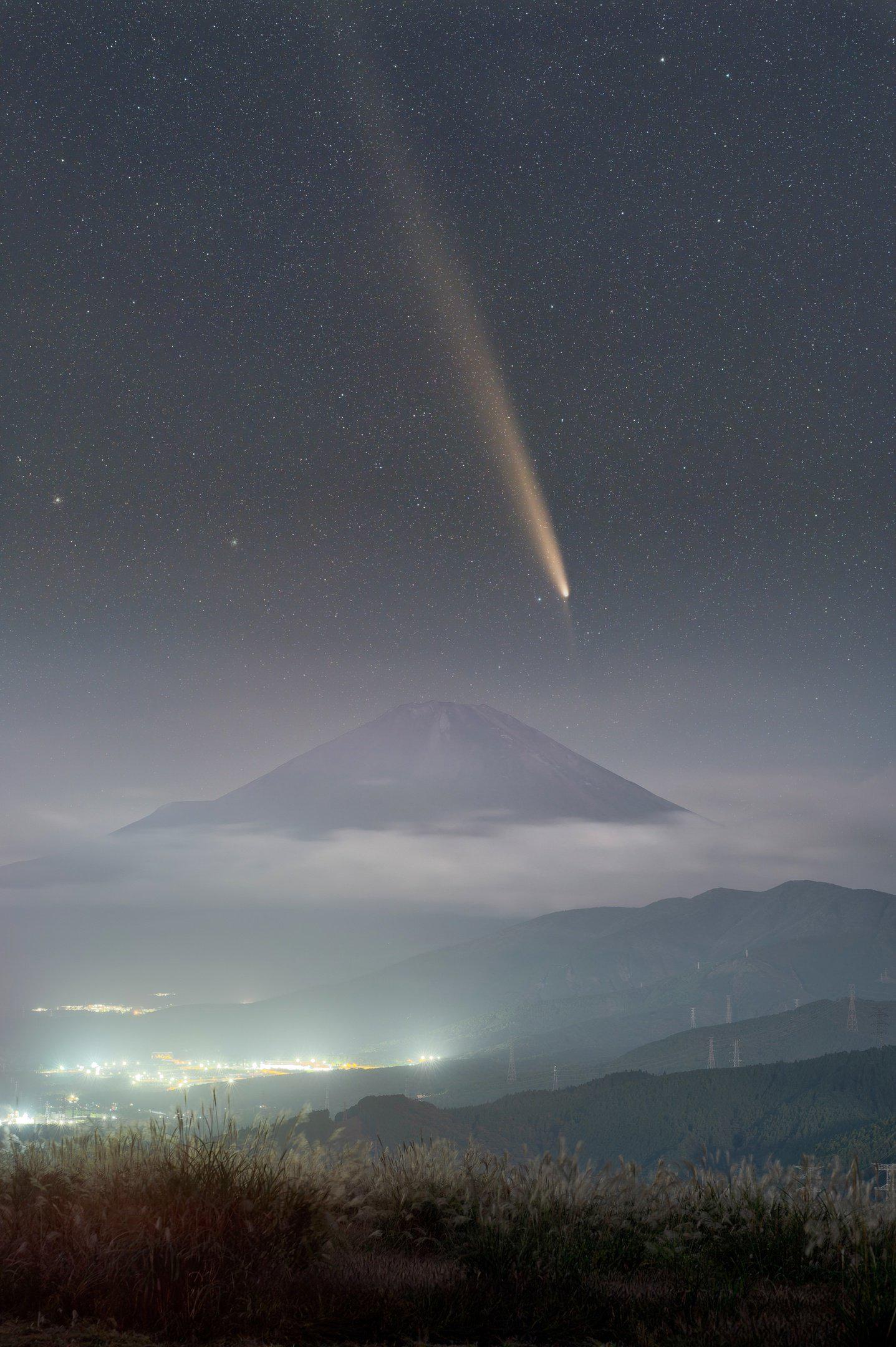 Stunning View of Comet Tsuchinshan-ATLAS Over Mount Fuji, Japan