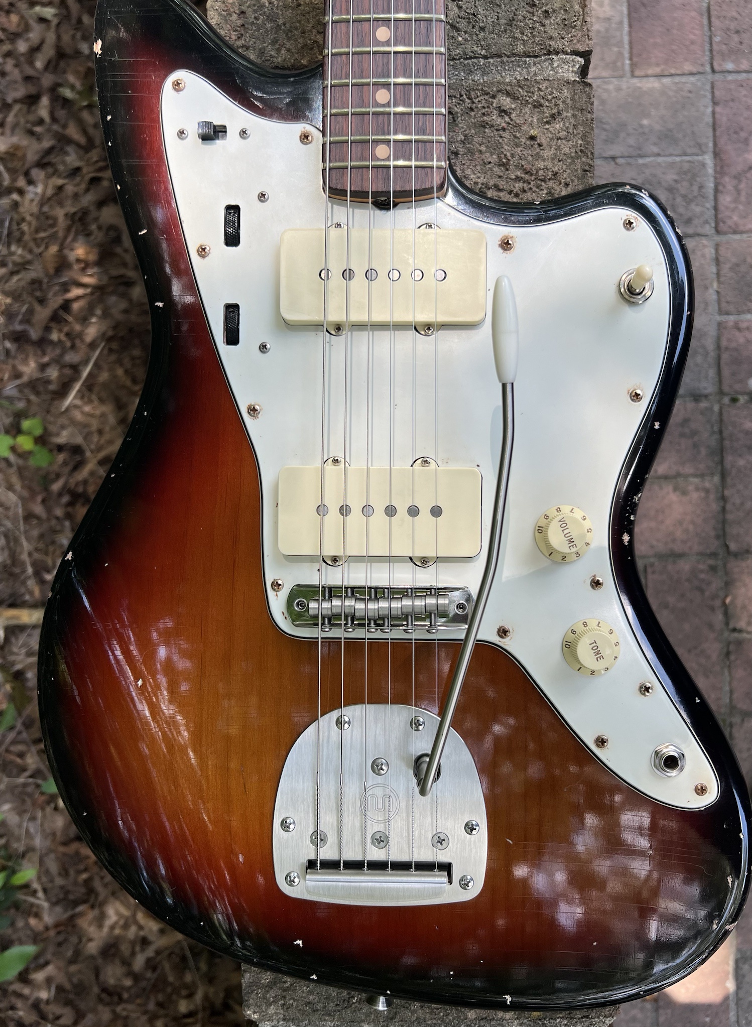 The Vibrant Three-Tone Sunburst Jam