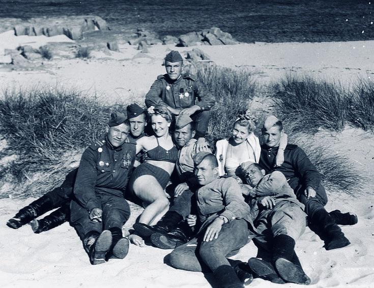 Soldiers and Danish girls share a moment on Bornholm Island in 1945.