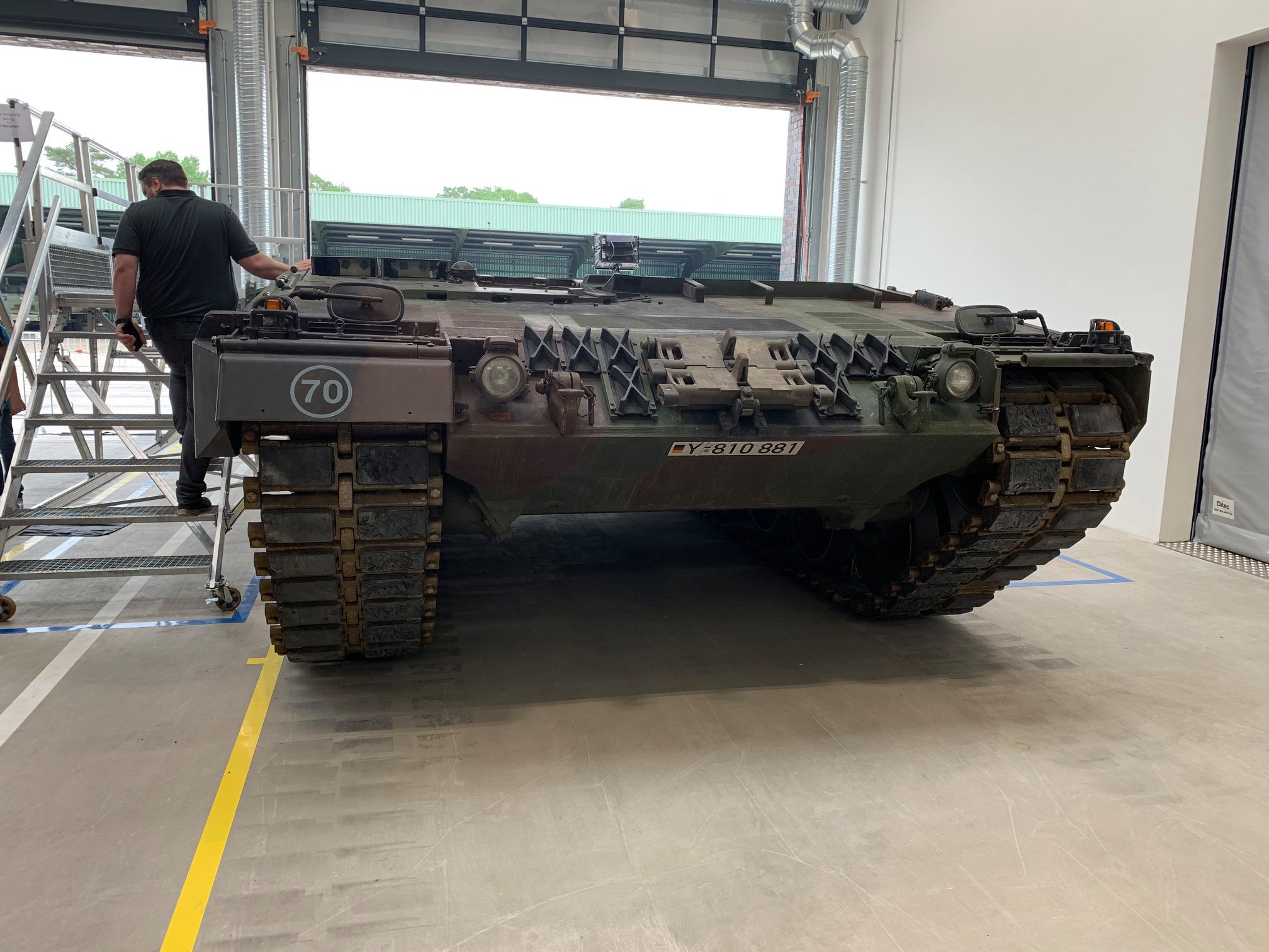 Introducing the Leopard 2A6 Y-810 881 Tank